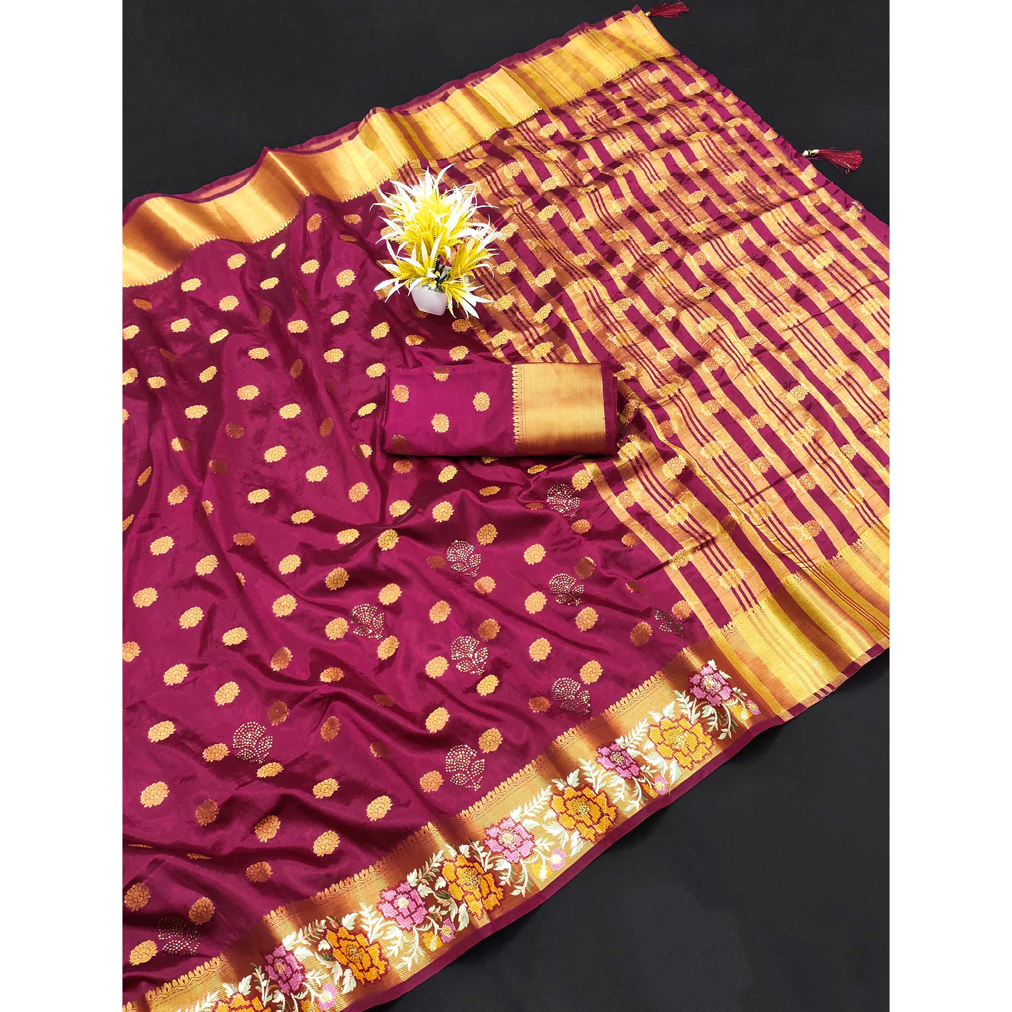 Magenta Zari Woven Jacquard Saree With Embroidery Border - Image 4