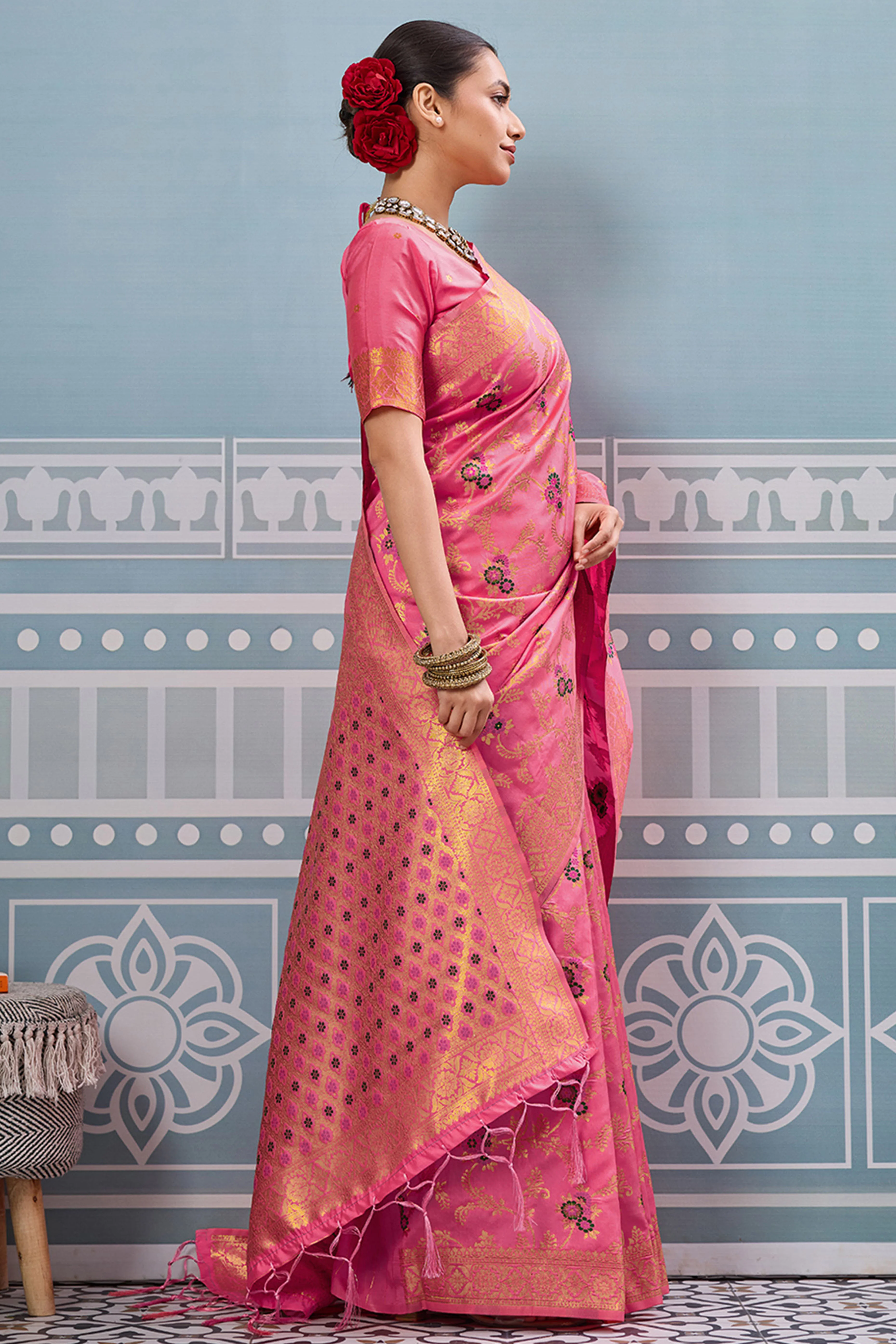 Majestic Bloom Pink Floral Zari Weaving Silk Blend Saree With Elegant Tassel Pallu - Image 4