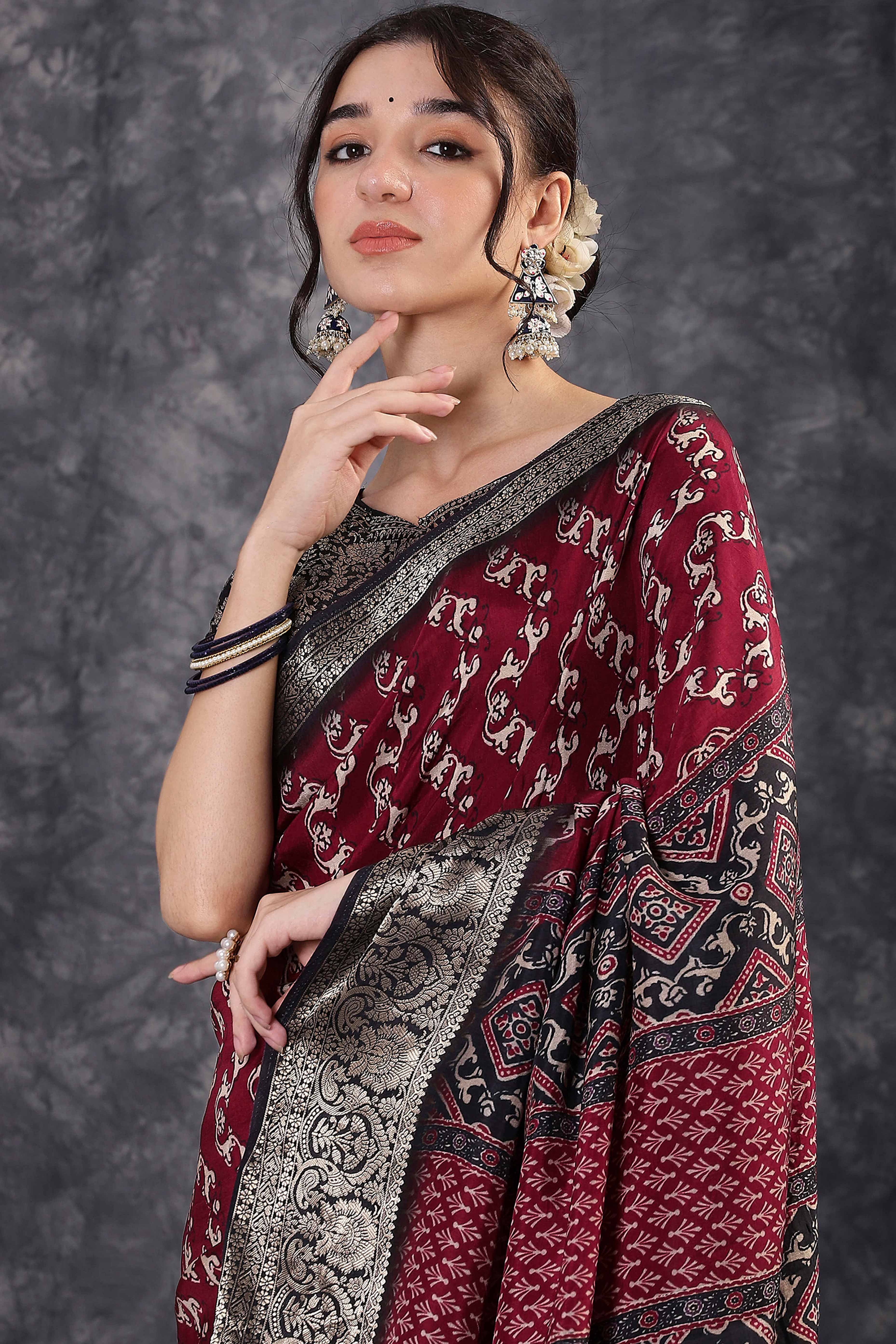Maroon Dola Silk Saree Featuring Abstract Print & Jacquard Border - Image 4
