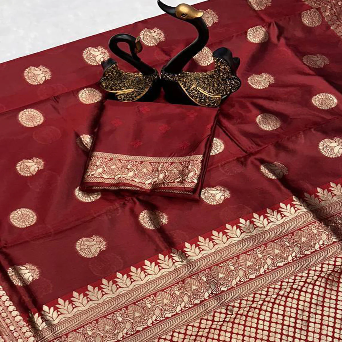 Maroon Floral Woven Lichi Banarasi Silk Saree - Image 2
