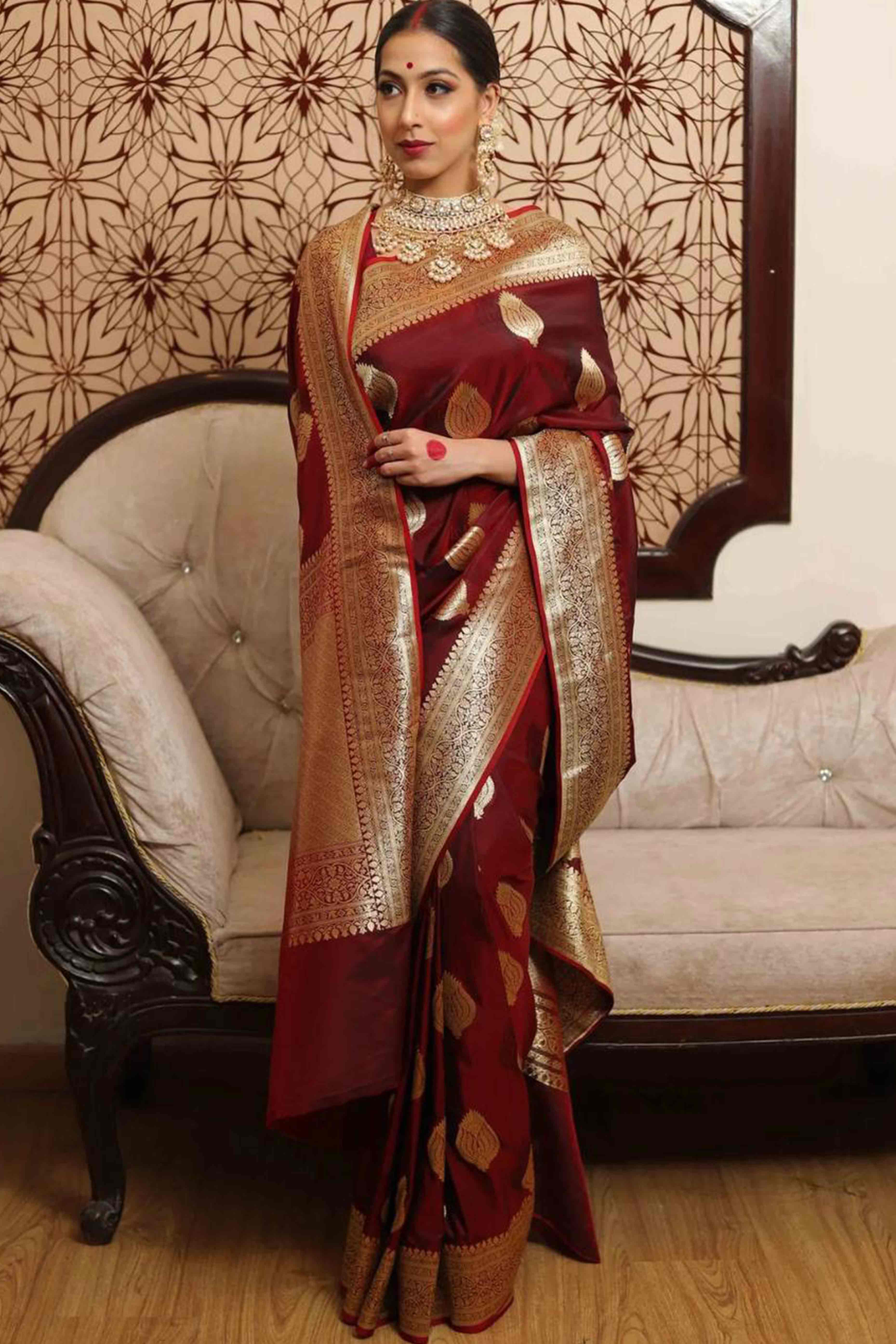 Maroon Floral Woven Lichi Banarasi Silk Saree - Image 5