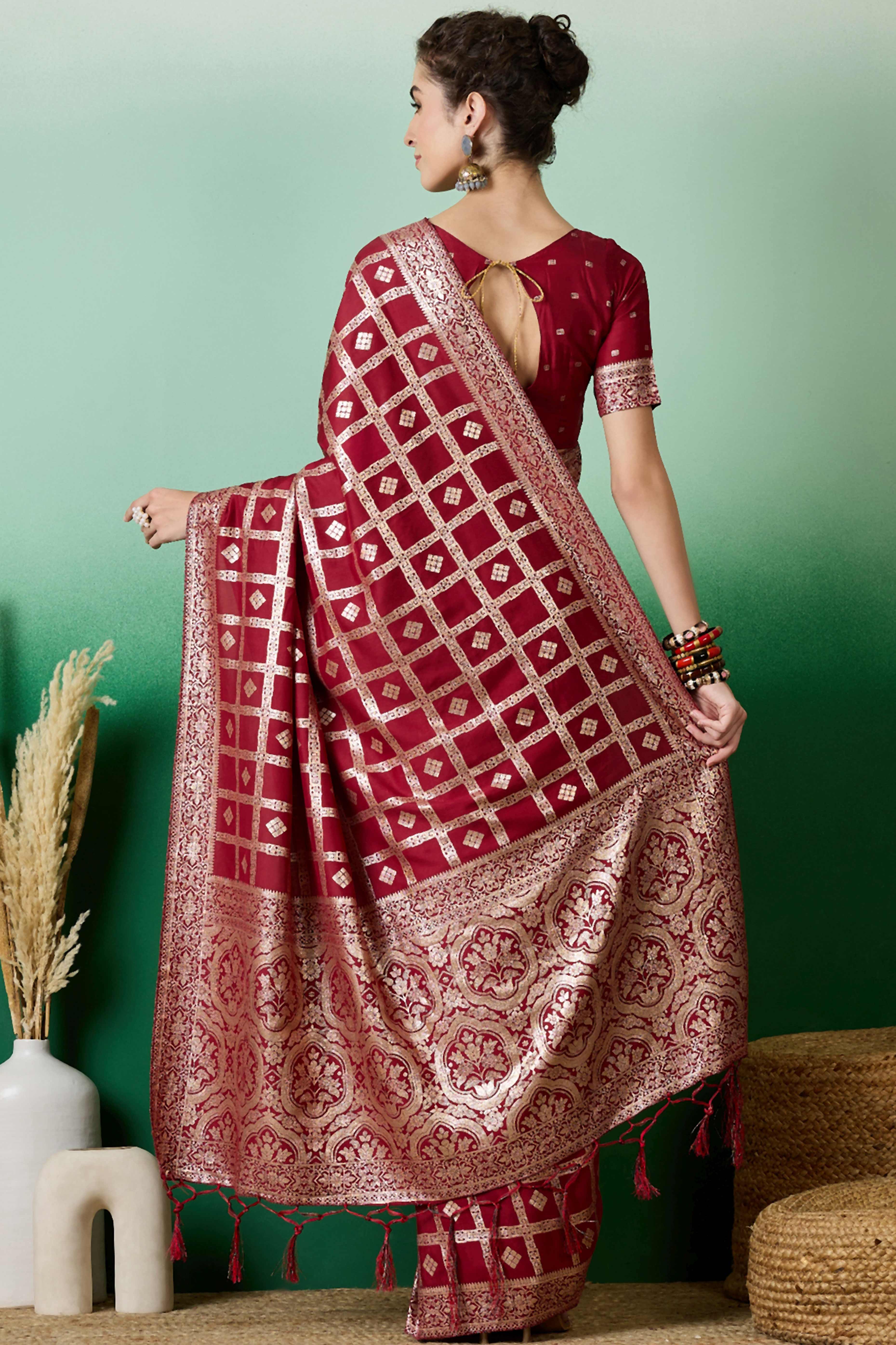 Maroon Jacquard Saree In Cotton Blend Featuring Elegant Floral Weaving & A Tasselled Pallu - Image 5