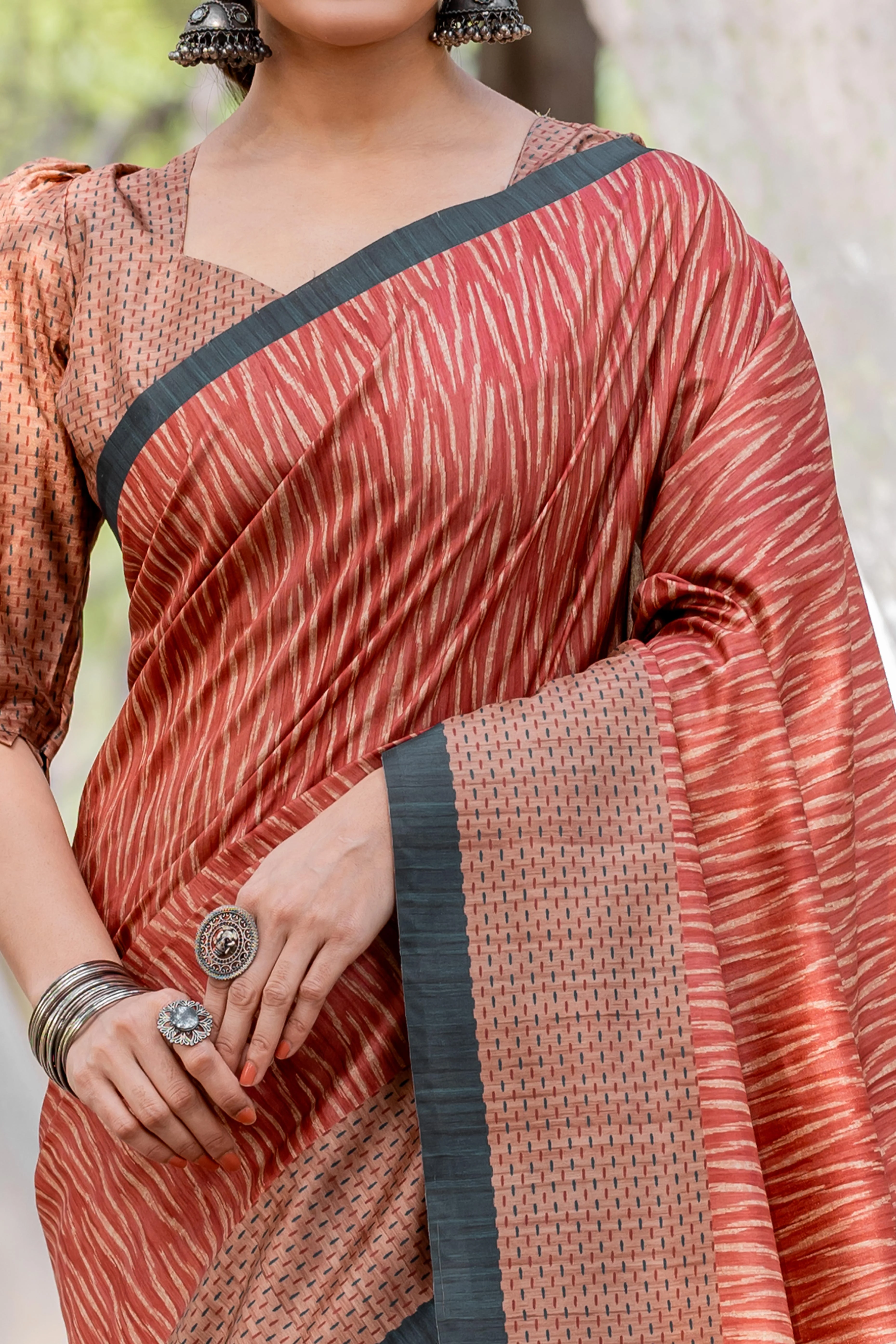 Maroon Kozi Cotton Silk Saree Showcasing Digital Prints and Soft Tassel Edging - Image 2