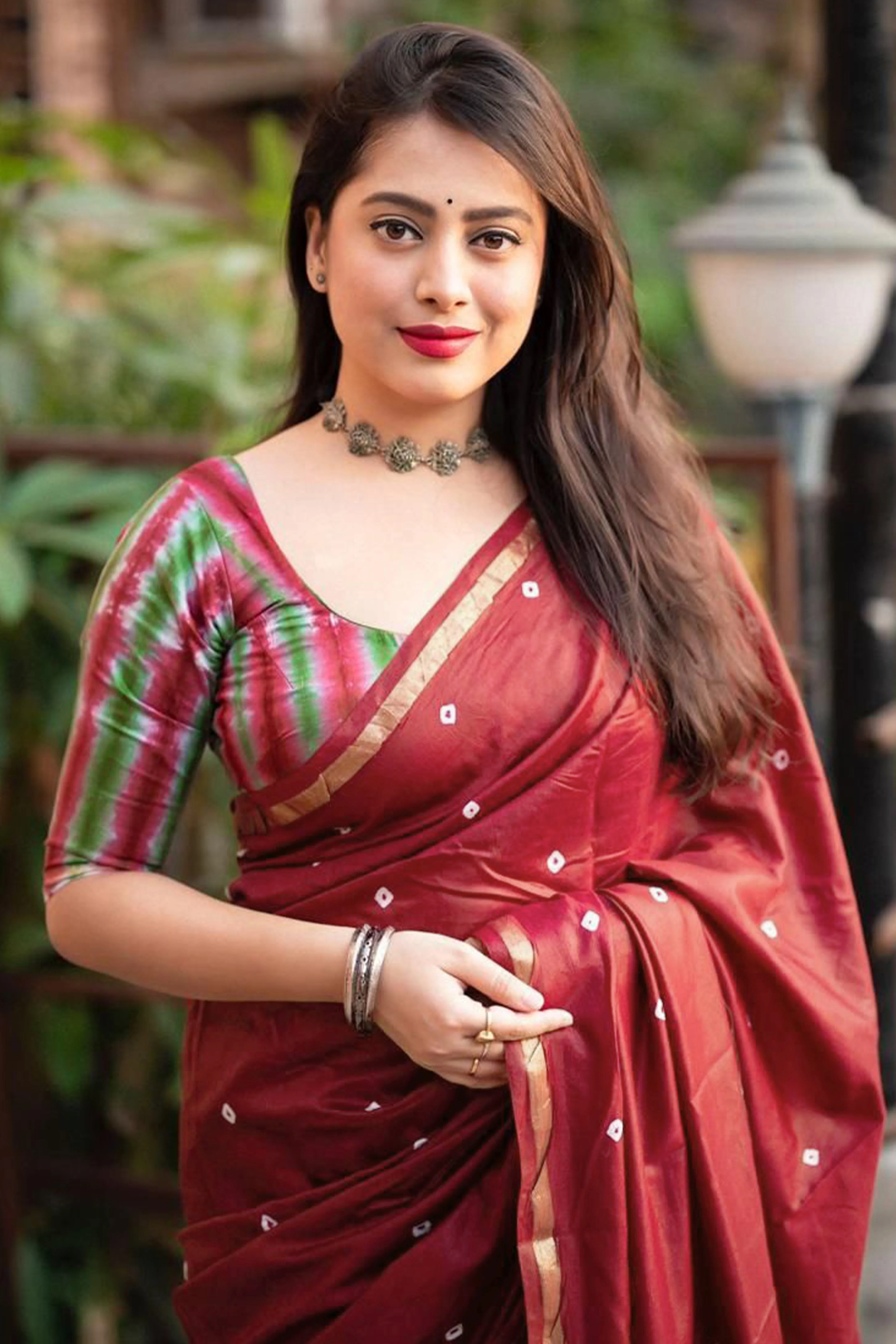 Maroon Linen Cotton Saree Adorned with Vibrant Bandhani Prints and Breezy Texture - Image 5