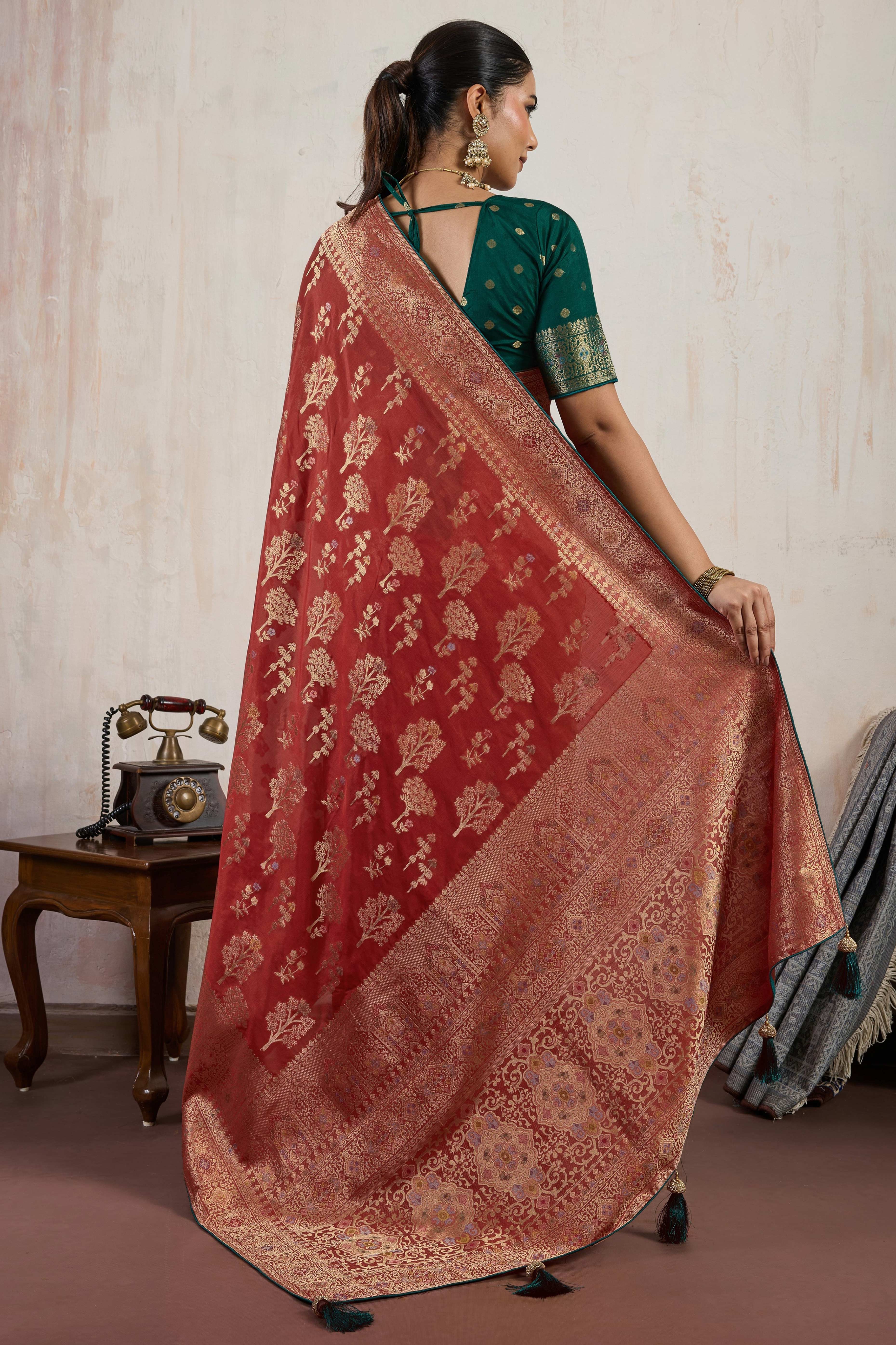 Maroon Traditional Pure Silk Saree Highlighted with Luxurious Meenakari Zari Weaving Accents - Image 4