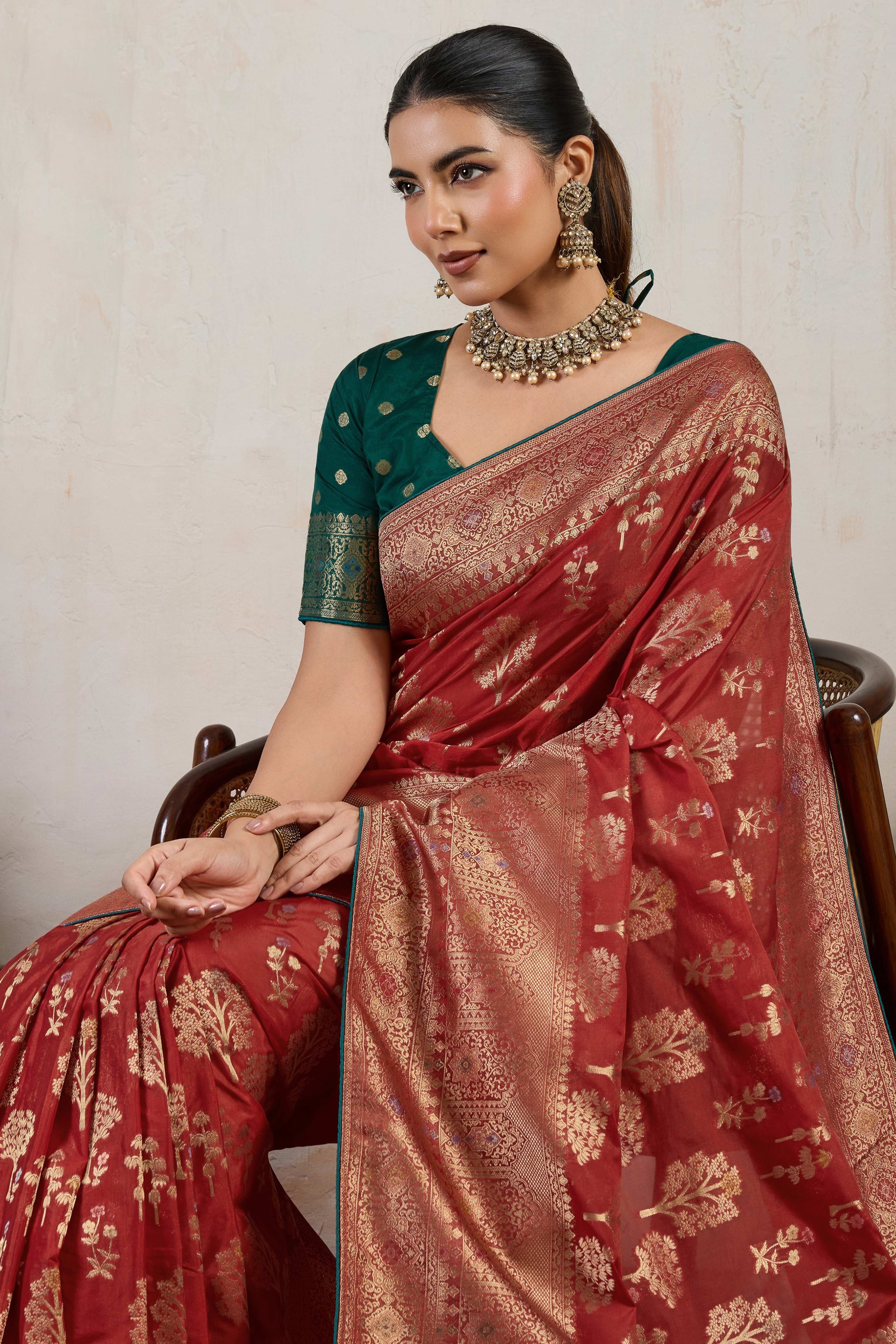 Maroon Traditional Pure Silk Saree Highlighted with Luxurious Meenakari Zari Weaving Accents - Image 5