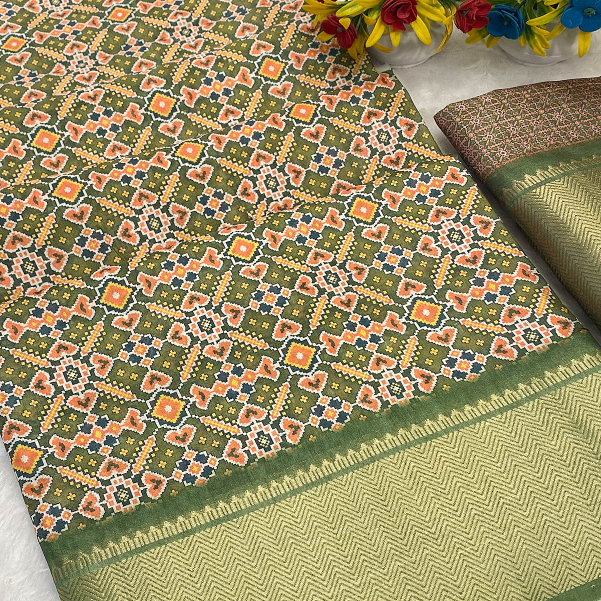 Mehendi Green Dola Silk Saree Featuring Traditional Patan Patola Print - Image 2