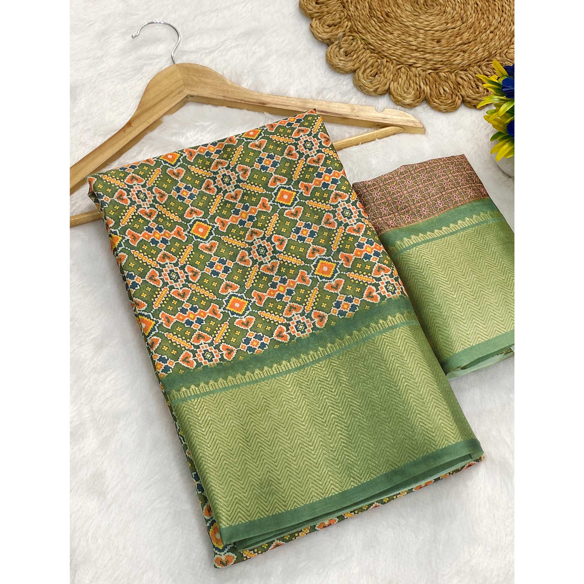 Mehendi Green Dola Silk Saree Featuring Traditional Patan Patola Print - Image 3