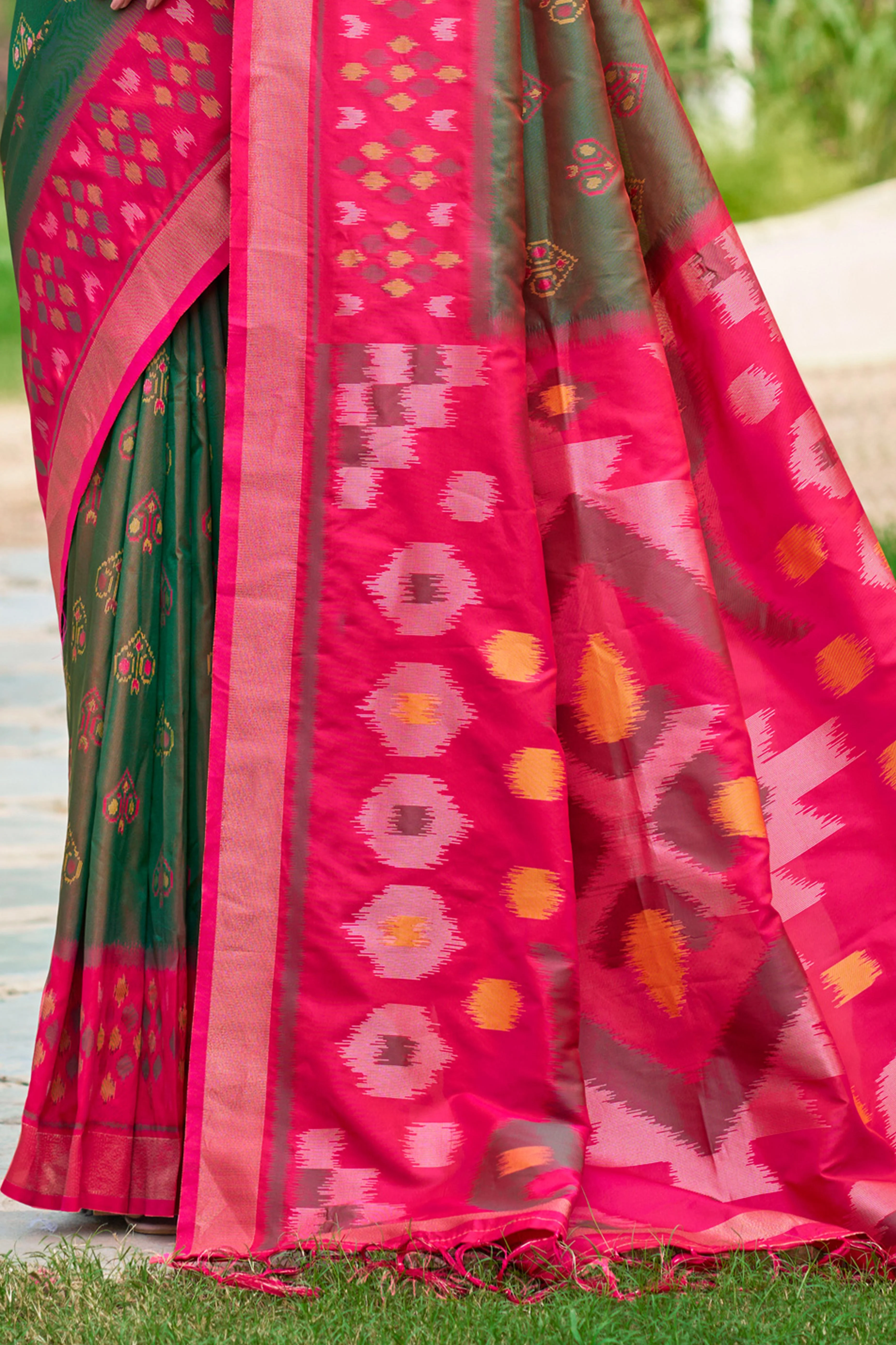Mehendi Green Pochampally Ikkat Silk Blend Saree Completed With Refined Weaving & Tassel Pallu - Image 4