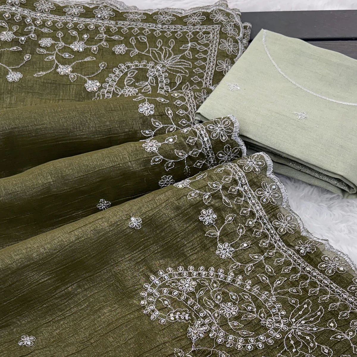Mehendi Green Silk Blend Crush Saree Adorned With Floral Thread Embroidery & Sequins - Image 2
