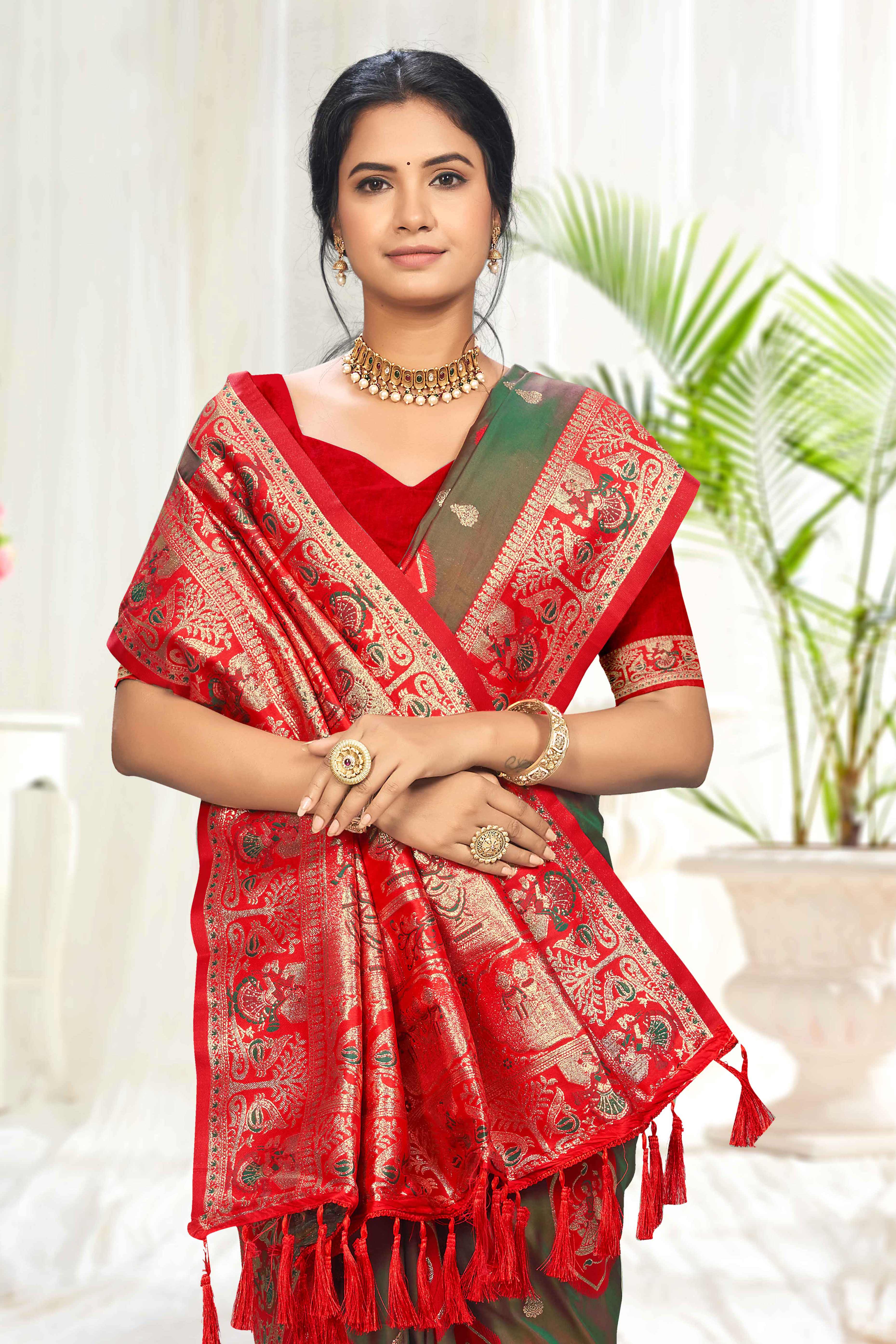 Mesmerizing Green Traditional style Weaving Silk Blend Saree With Graceful Tassel Pallu - Image 3