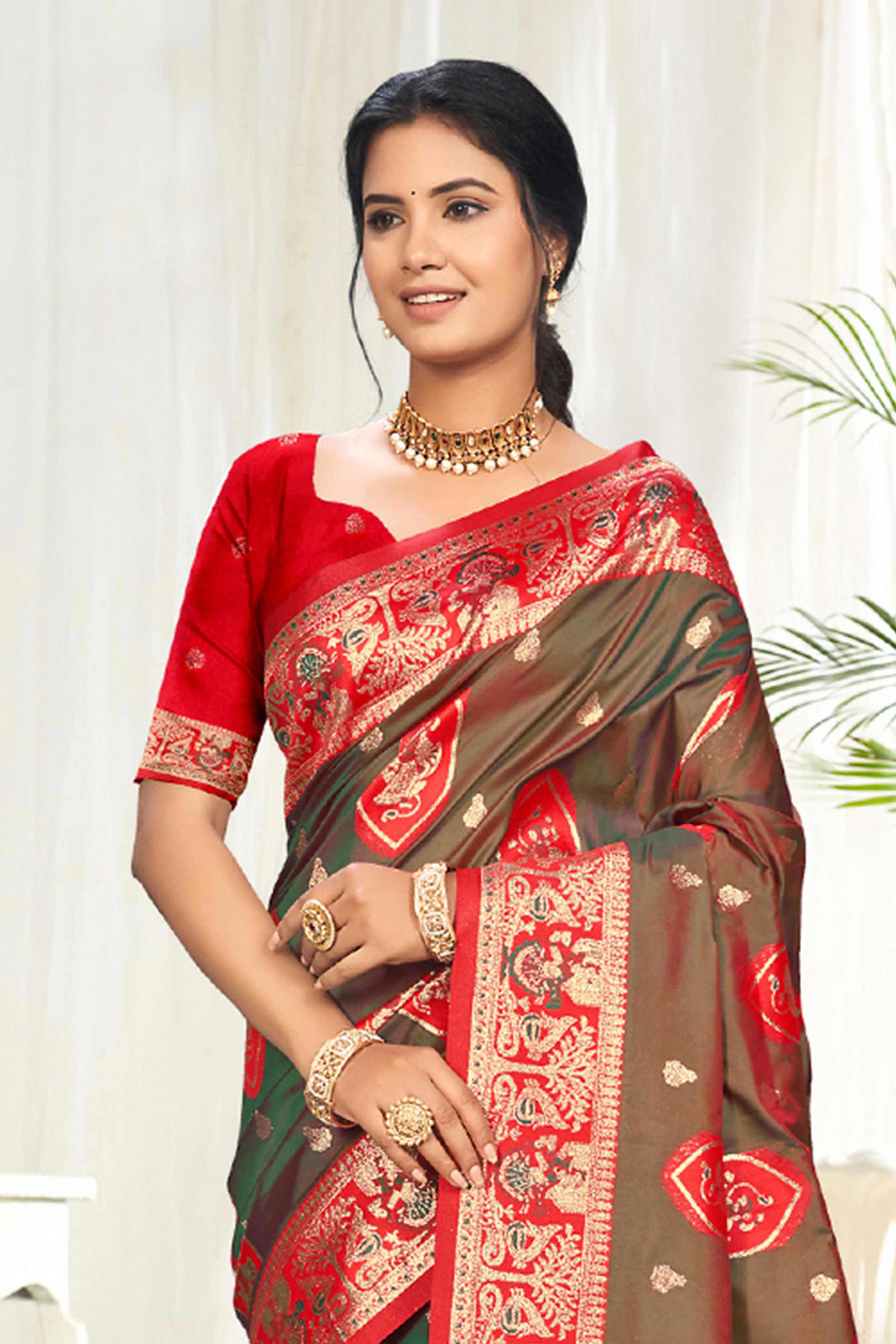 Mesmerizing Green Traditional style Weaving Silk Blend Saree With Graceful Tassel Pallu - Image 4