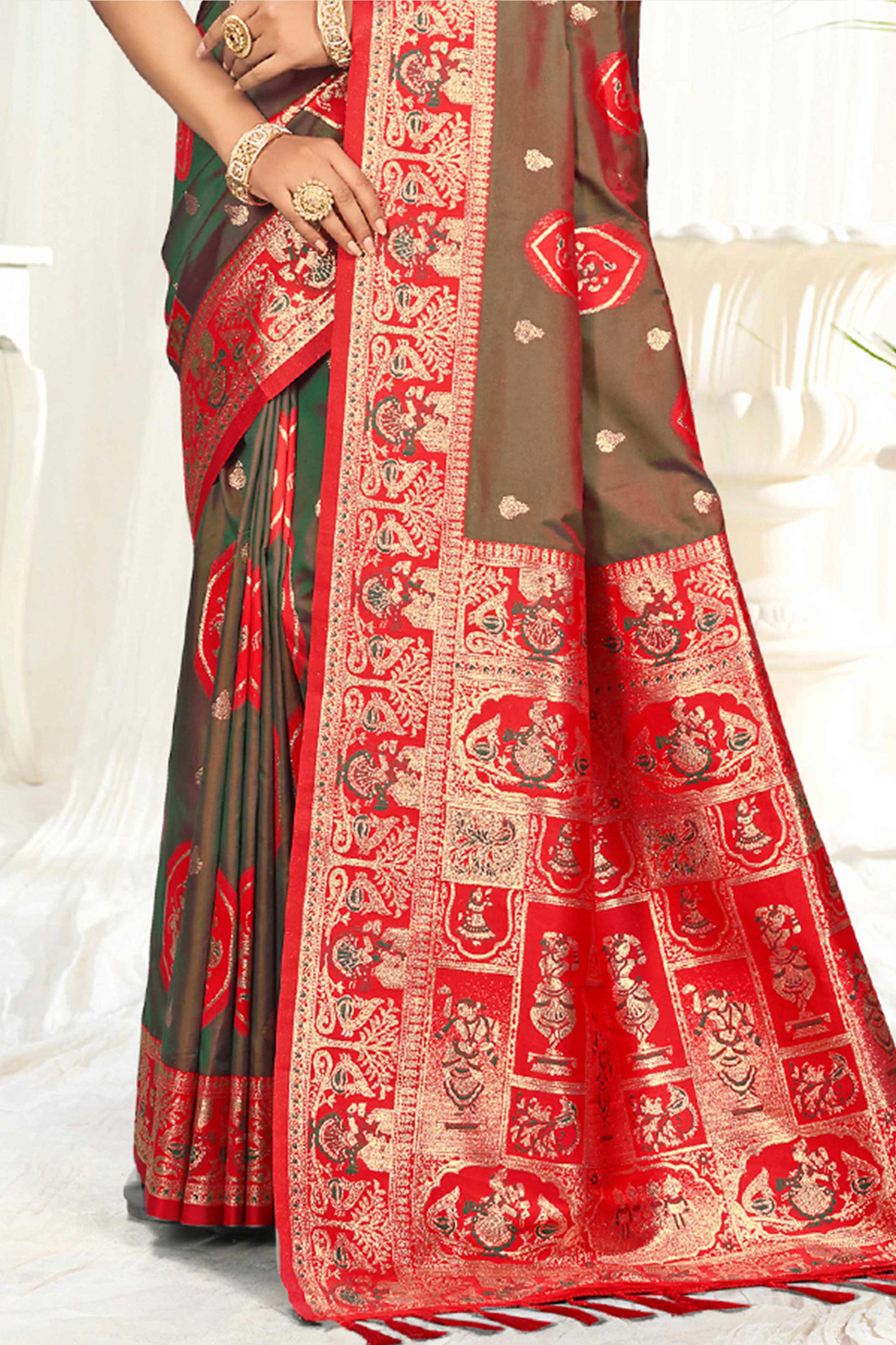 Mesmerizing Green Traditional style Weaving Silk Blend Saree With Graceful Tassel Pallu - Image 5