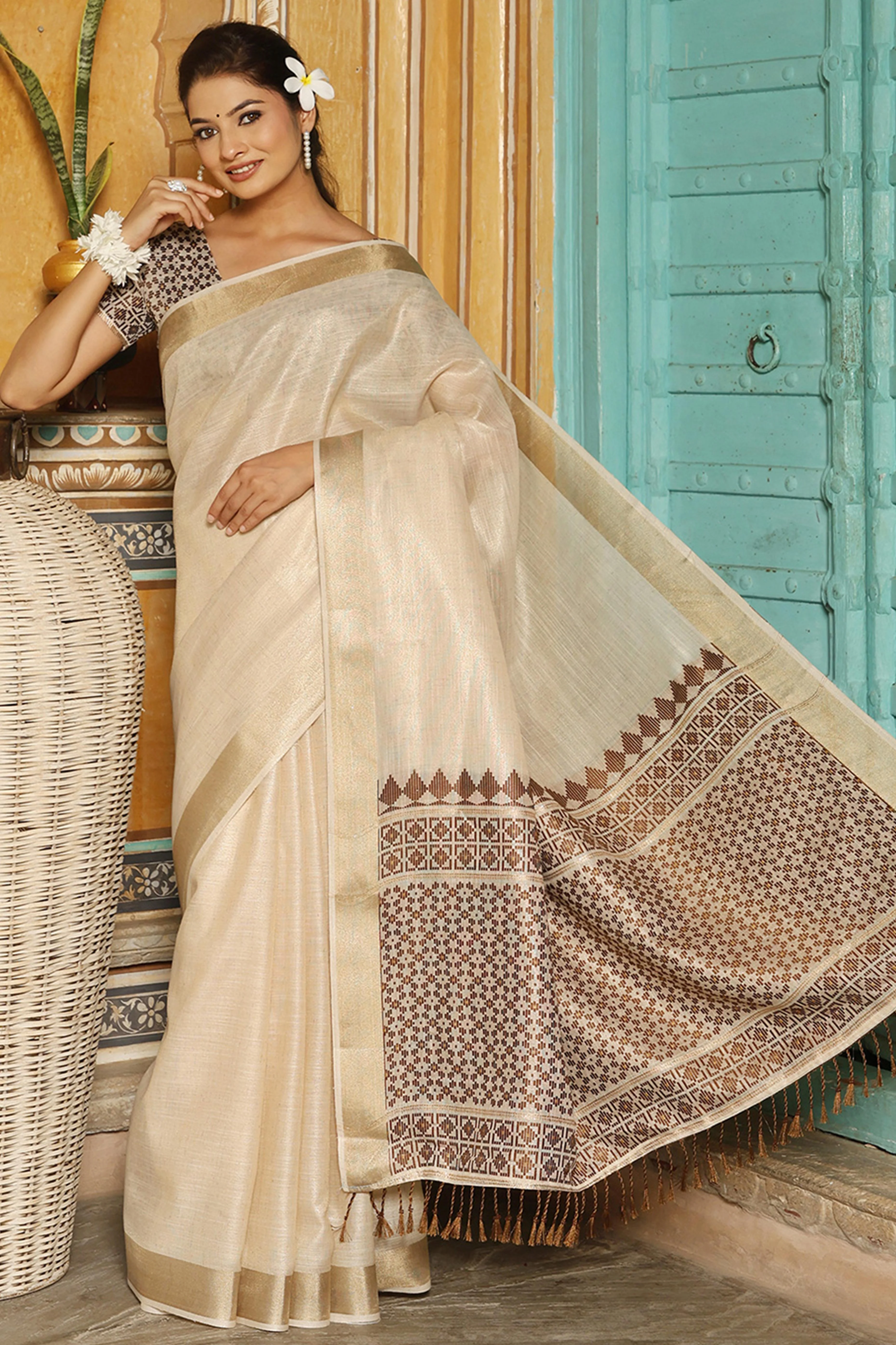 Minimalist Cream Linen Saree with Elegant Brown Pallu in Handloom Weave Look - Image 4