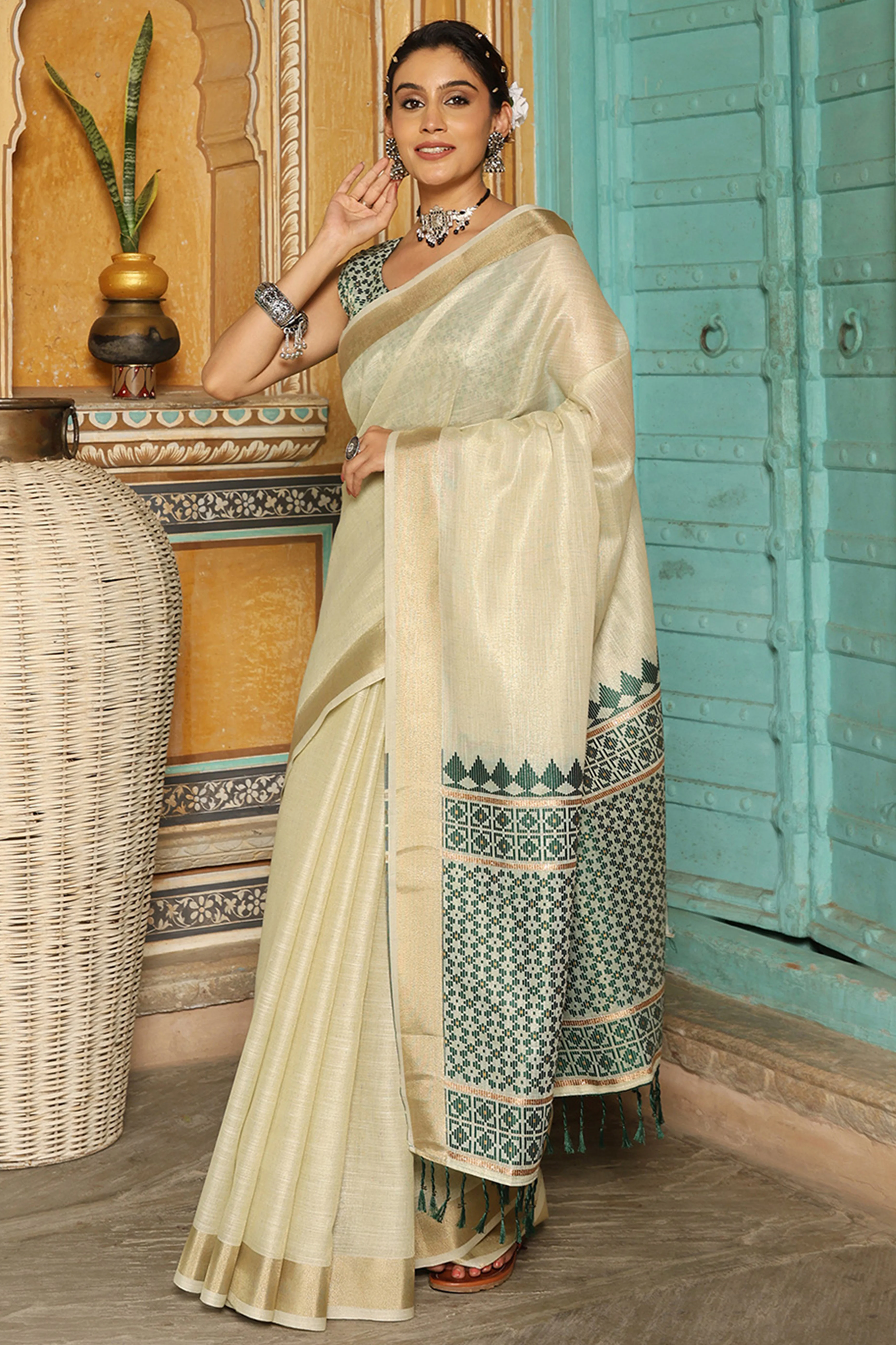 Minimalist Cream Linen Saree with Elegant Green Pallu in Handloom Weave Look - Image 5