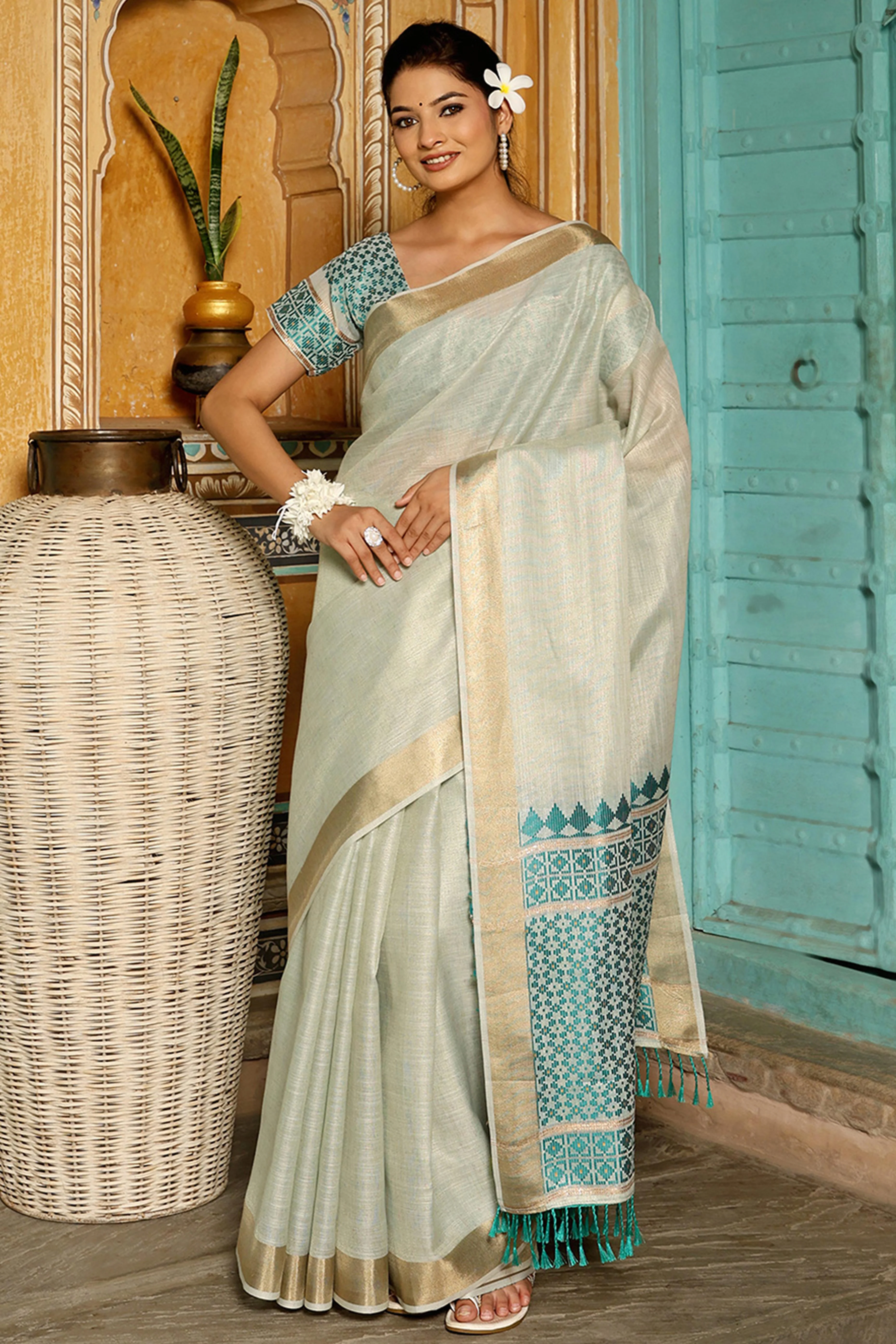 Minimalist Cream Linen Saree with Elegant Rama Green Pallu in Handloom Weave Look - Image 3