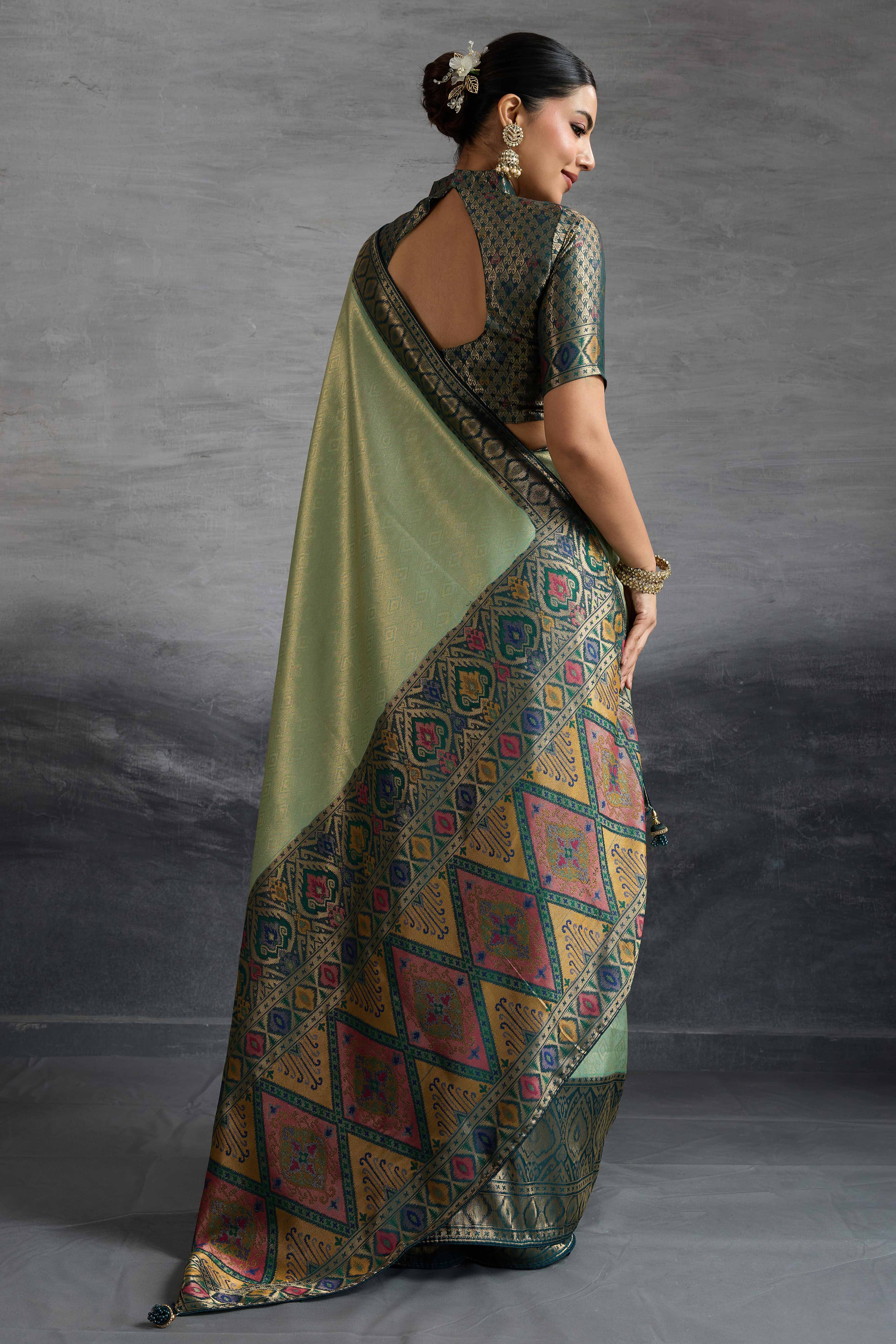 Mint Green Kanjivaram Silk Saree With Traditional Kadiyal Style Zari Weaving &  Meenakari Pallu - Image 4
