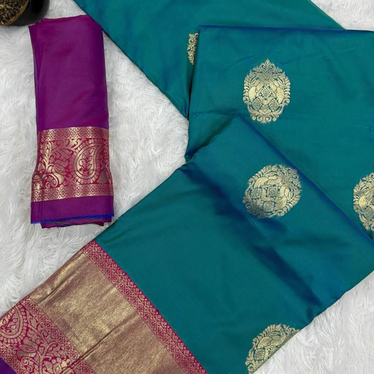 Morpich Green Authentic Kanjivaram Silk Saree Highlighted with Traditional Zari Butti Weaving - Image 2