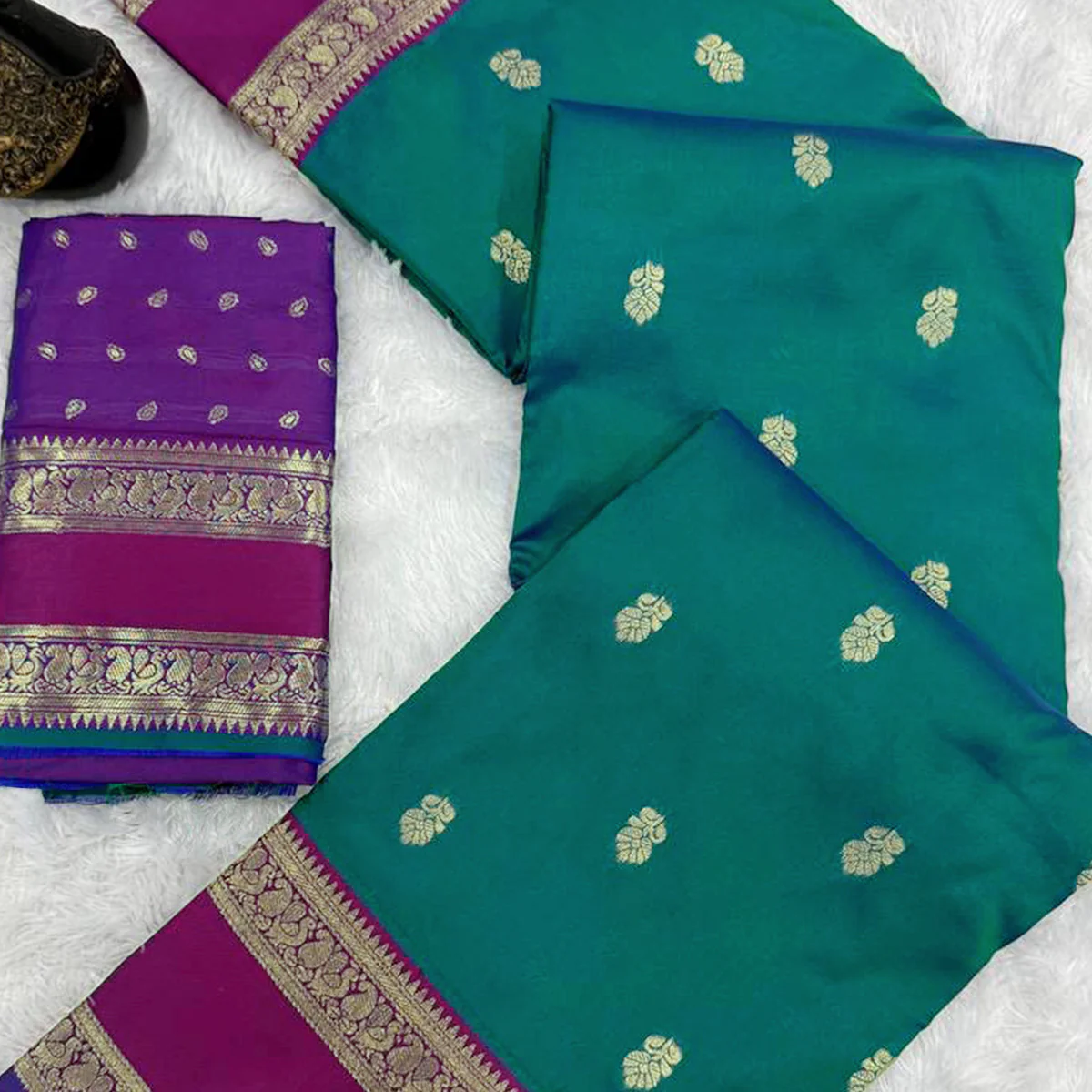 Morpich Green Luxurious Kanjivaram Silk Saree Featuring Ornate Zari Butti Motifs - Image 2