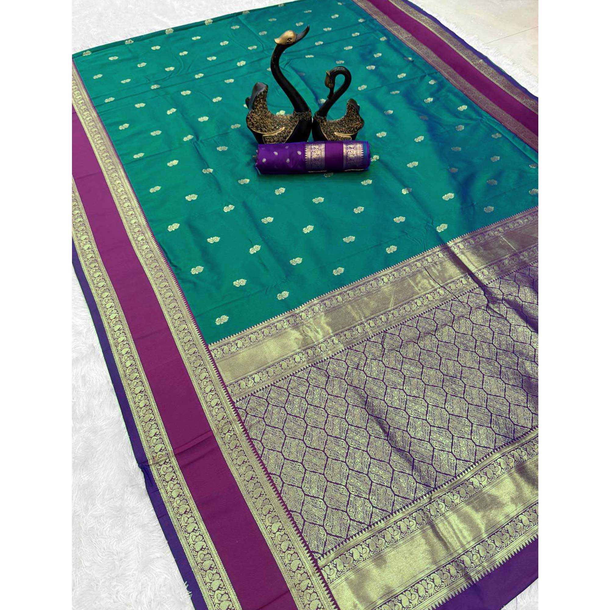 Morpich Green Luxurious Kanjivaram Silk Saree Featuring Ornate Zari Butti Motifs - Image 3