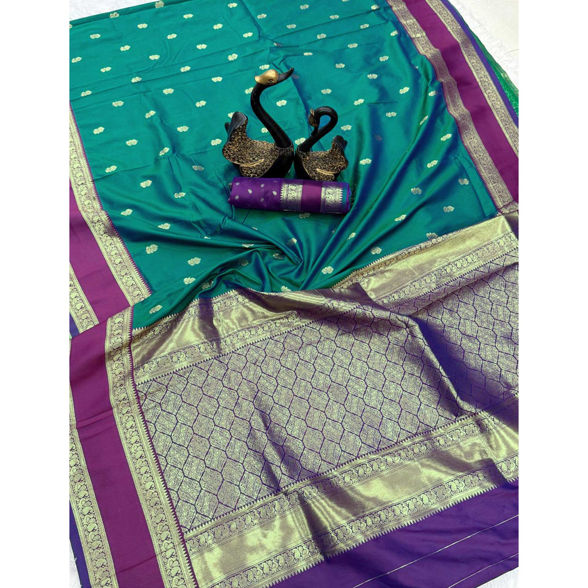 Morpich Green Luxurious Kanjivaram Silk Saree Featuring Ornate Zari Butti Motifs - Image 4