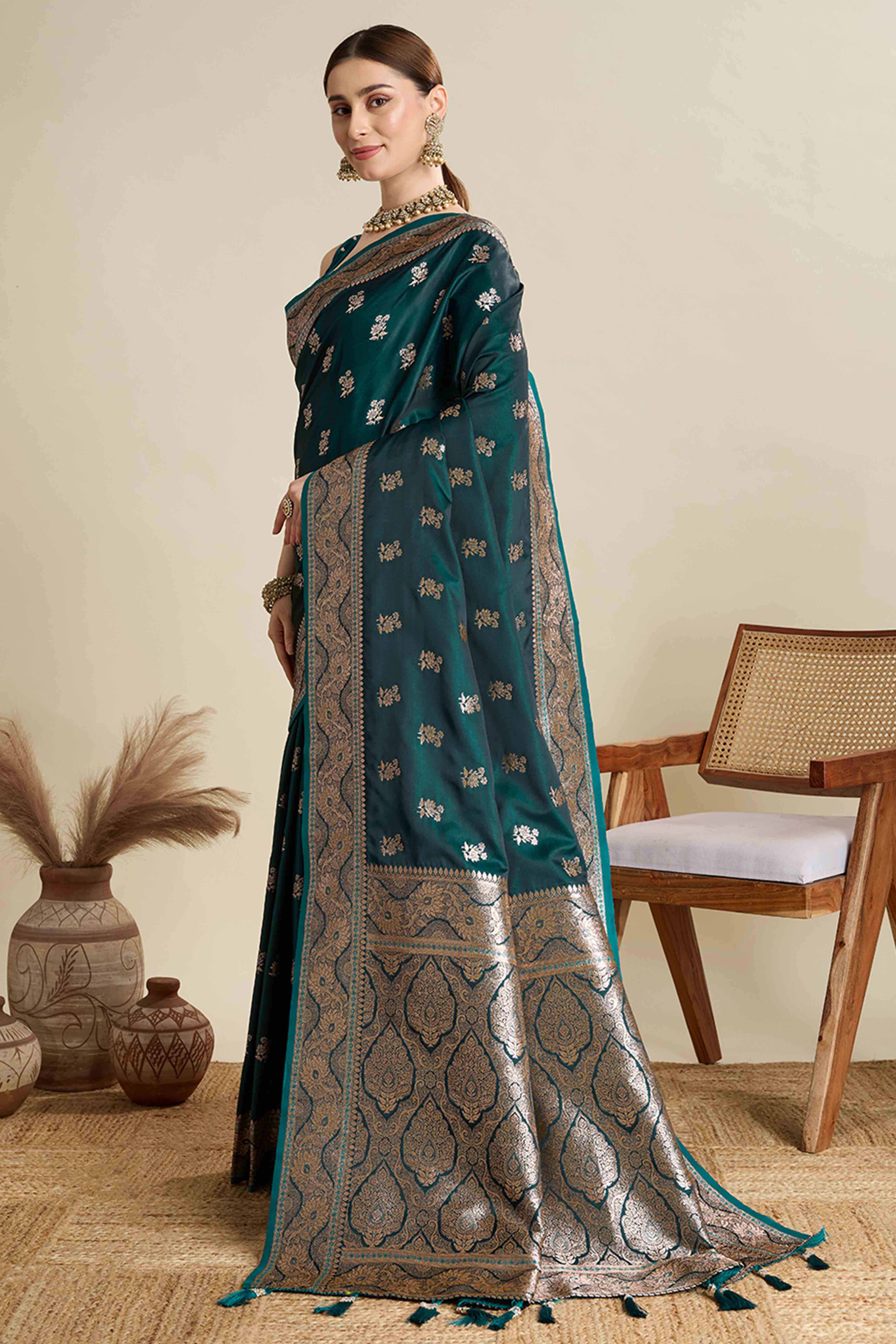 30Morpich Green Pure Silk Saree Featuring Traditional Banarasi Zari Weaving Patterns - Image 3