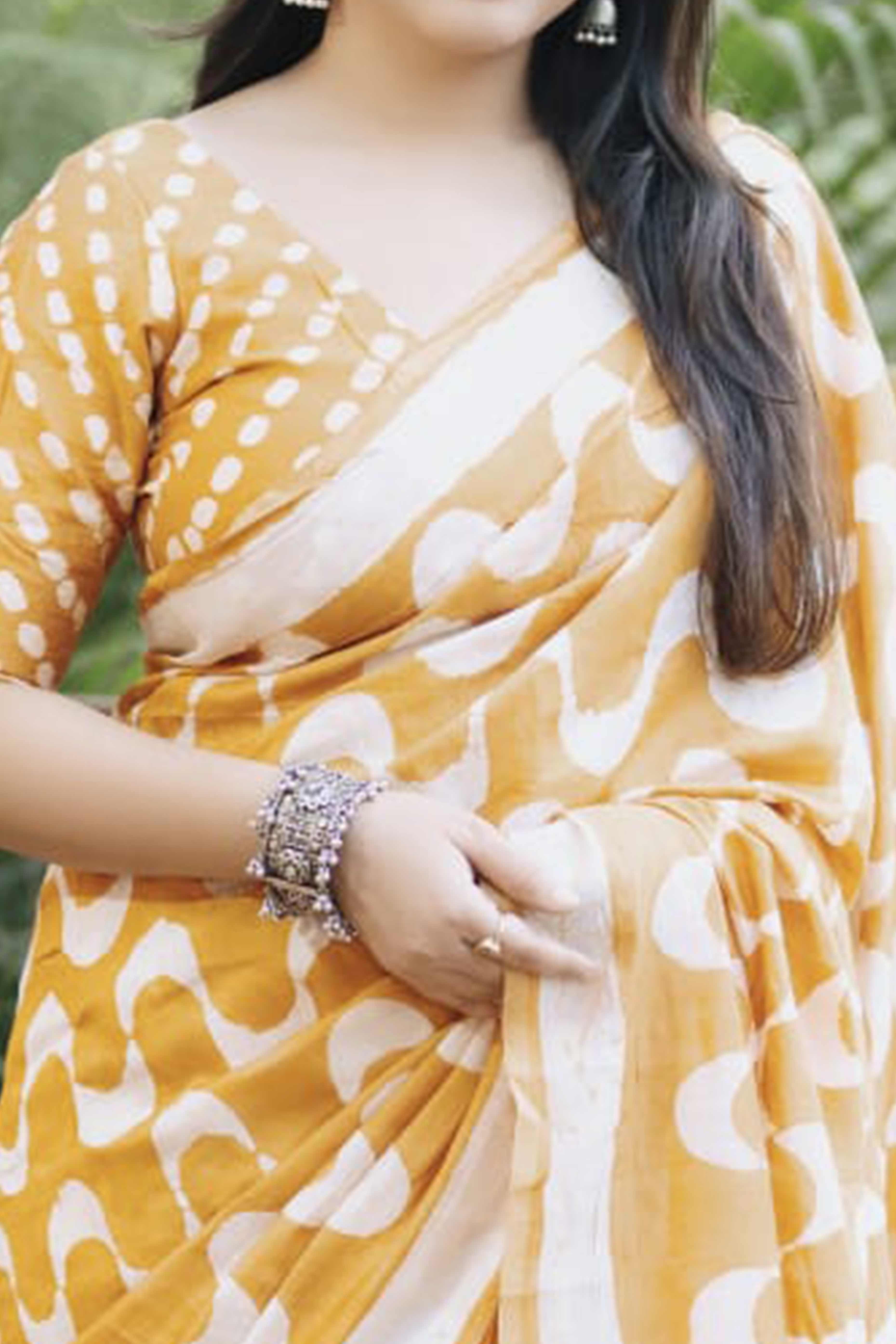 Mustard Linen Saree With Vibrant Zig Zag Digital Print & Trendy Tassel Pallu - Image 2