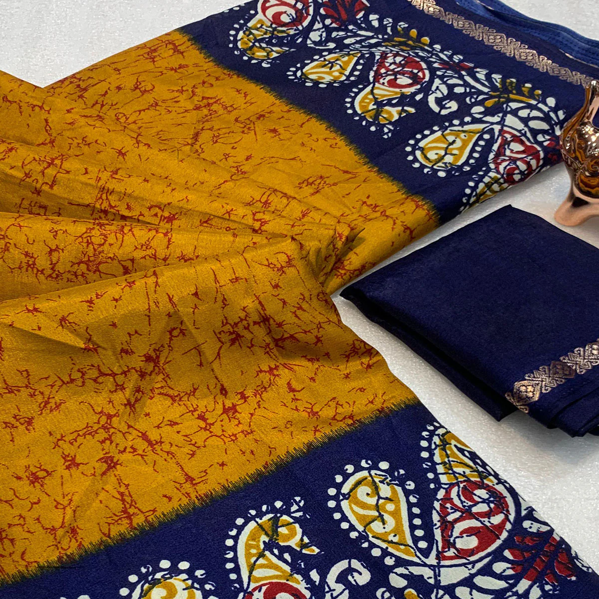 Mustard & Navy Blue Abstract Printed Dola Silk Saree Enhanced With Kalamkari Art Pallu - Image 2