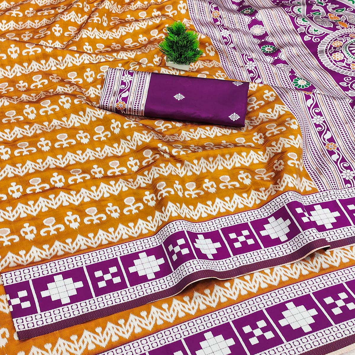 Mustard Weaving Cotton Silk Saree With Contrasting Floral & Peacock Design Pallu - Image 2