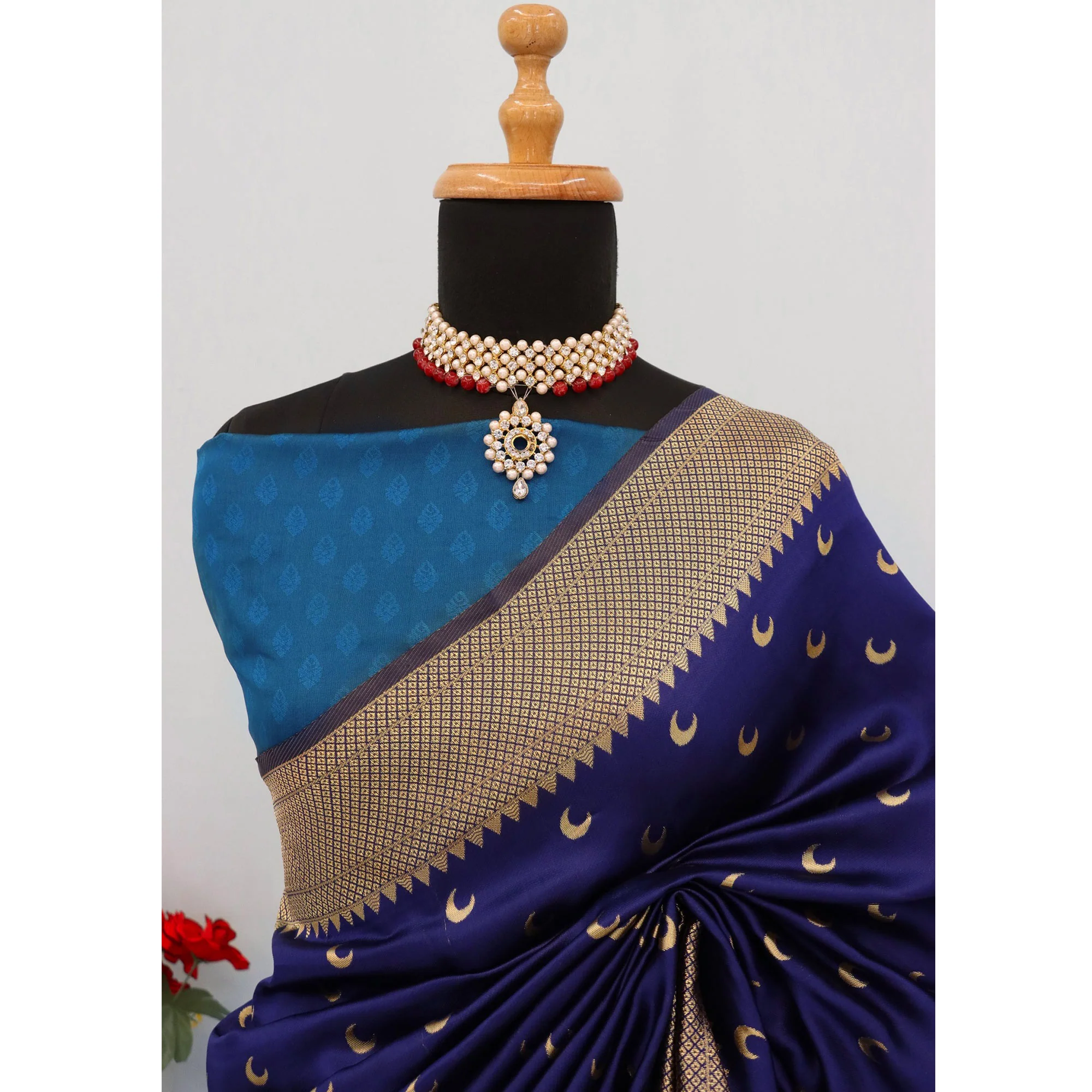 Navy Blue Woven Pure Silk Chandrakor Paithani Saree - Image 4