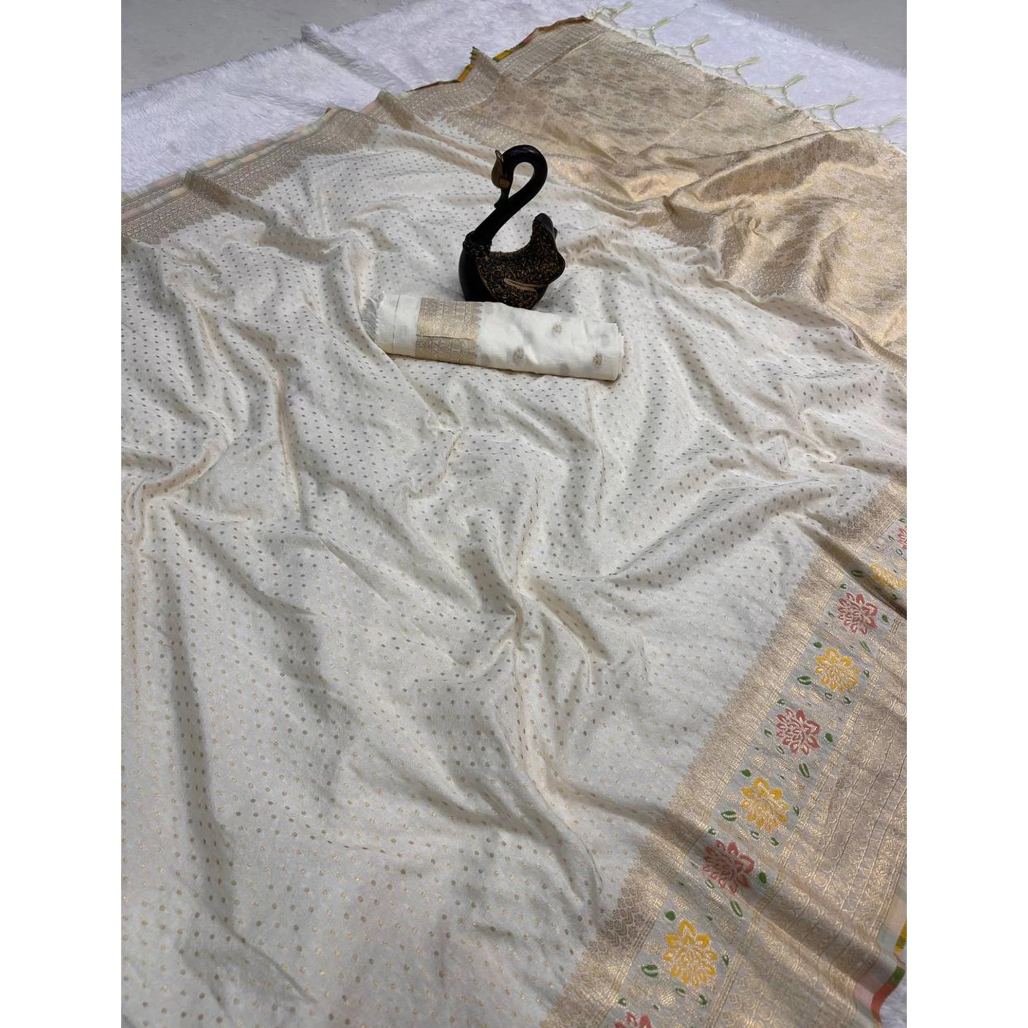 Off White Saree in Pure Georgette Featuring Delicate Zari Butti Work - Image 4