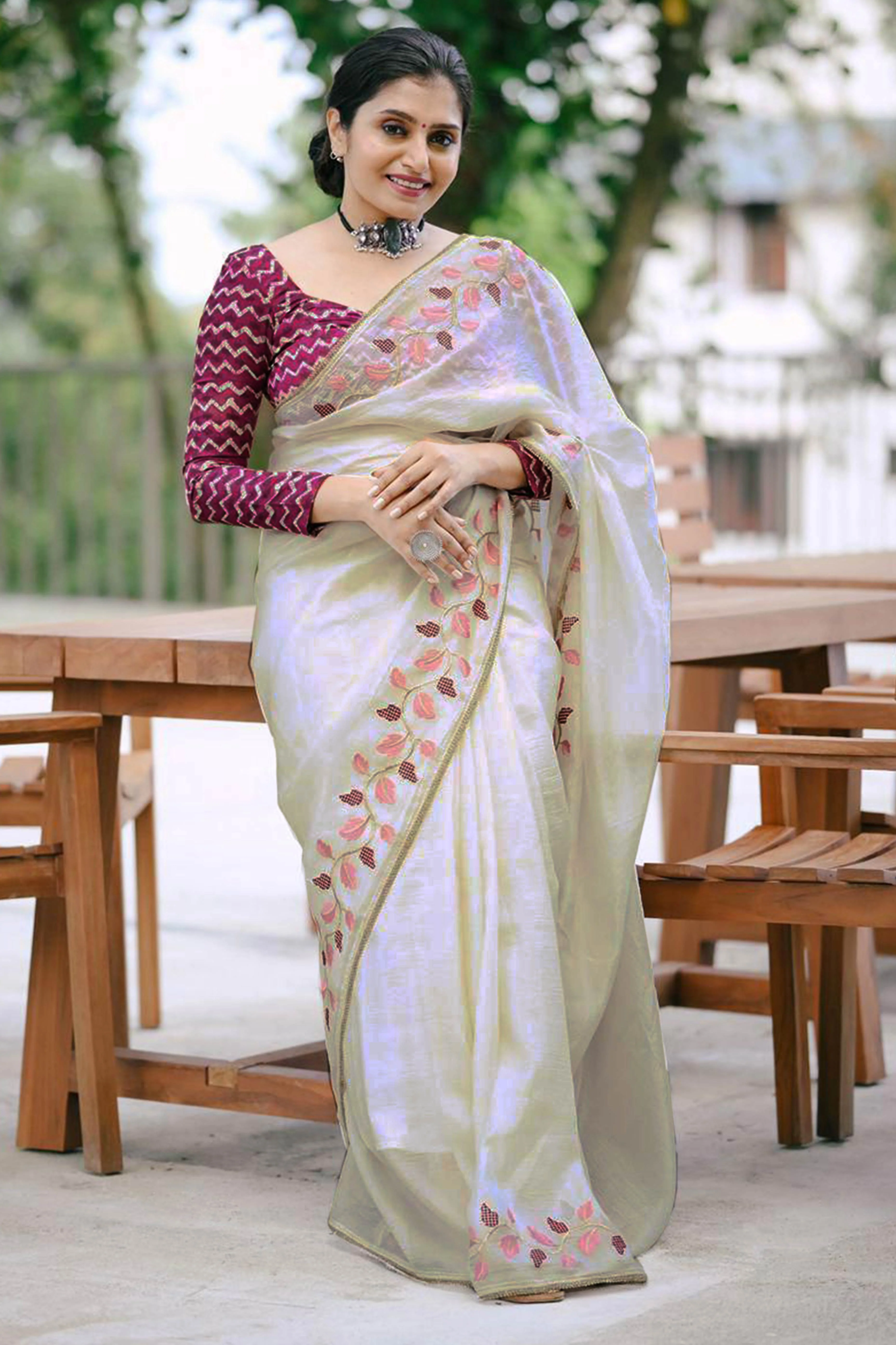 Off White Thread Embroidered Crush Georgette Saree - Image 10