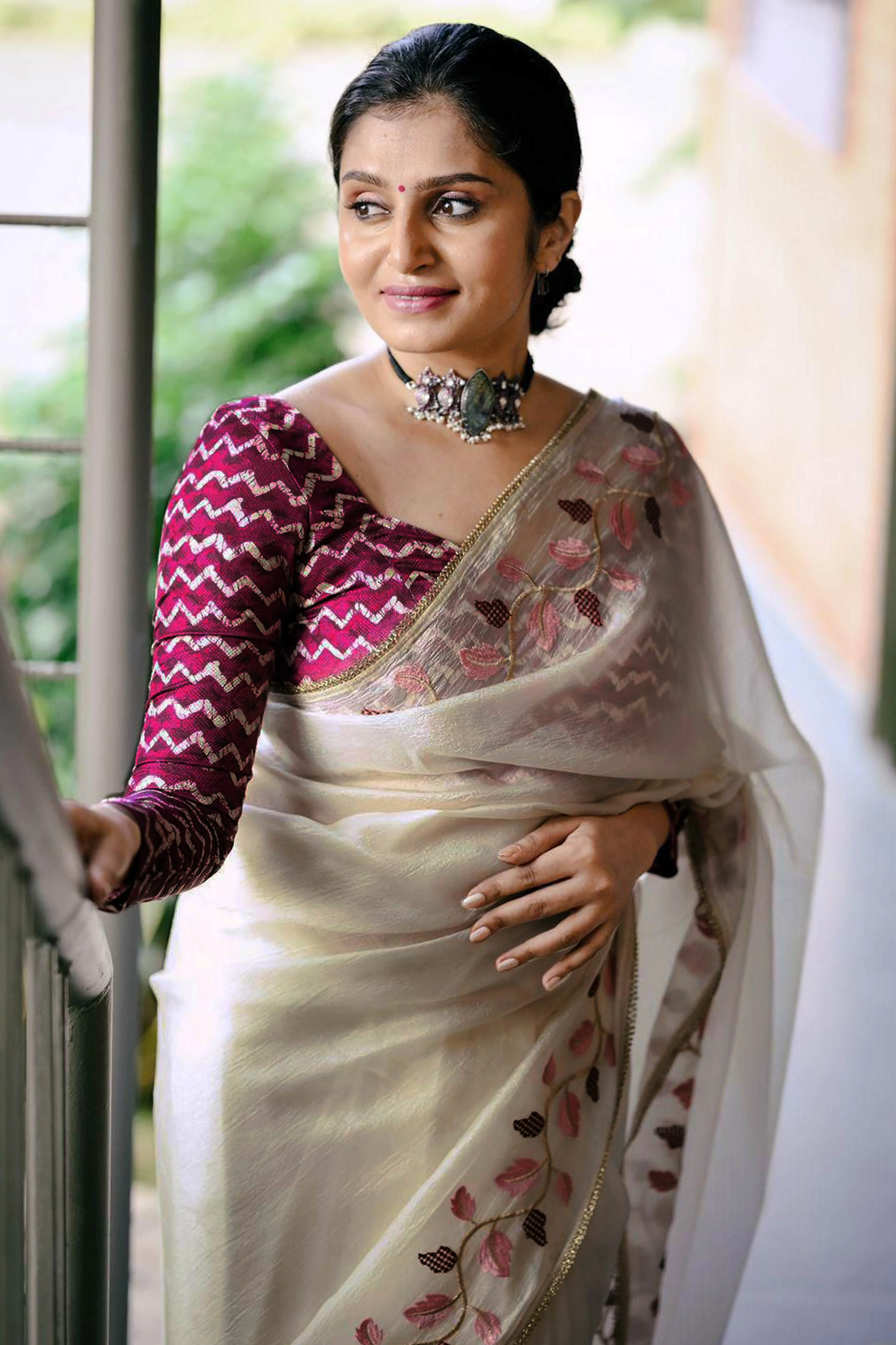 Off White Thread Embroidered Crush Georgette Saree - Image 11