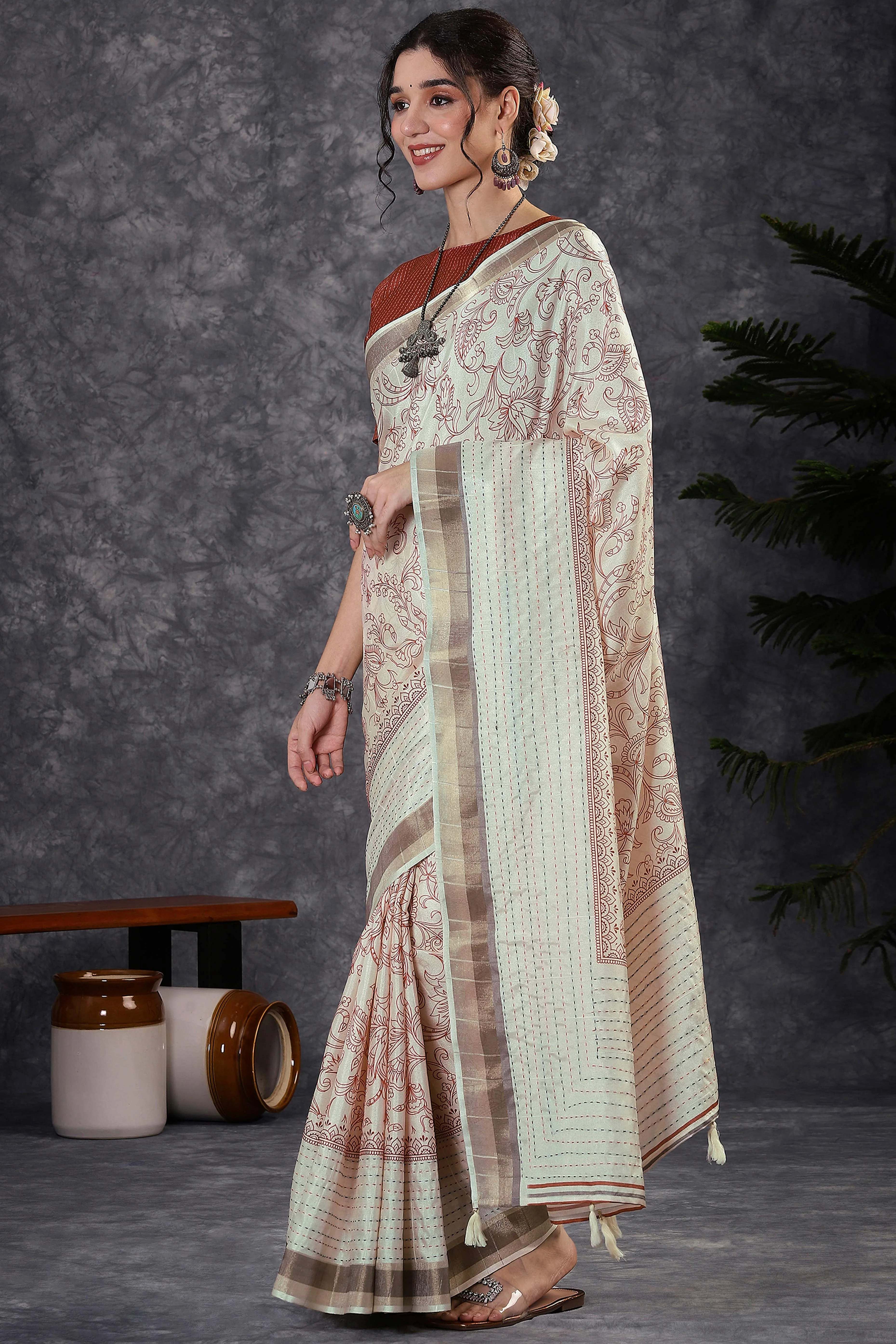 Offwhite & Rust Floral Printed Kotha Cotton Silk Saree With Beautifully Crafted Katha Embroidery - Image 4