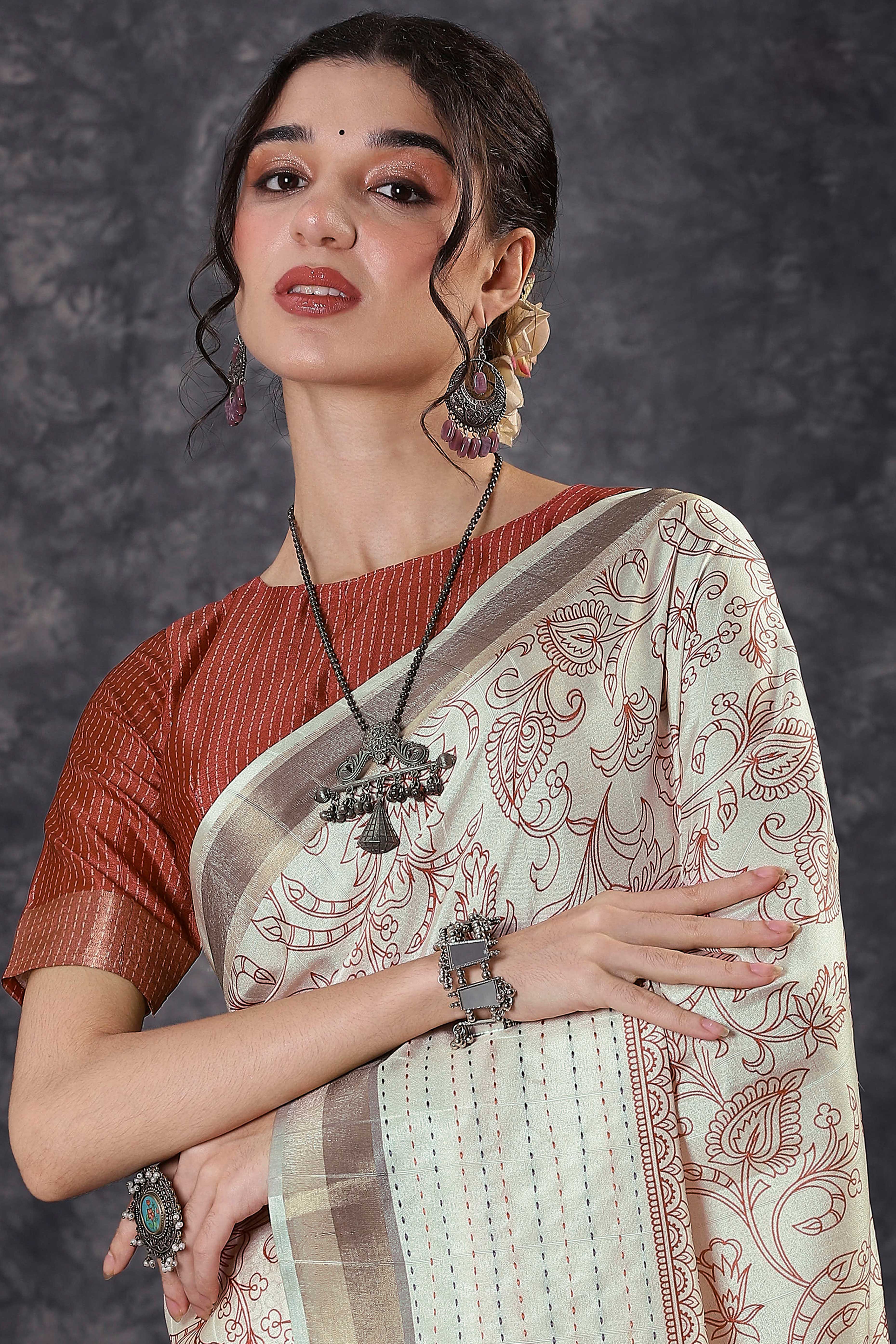 Offwhite & Rust Floral Printed Kotha Cotton Silk Saree With Beautifully Crafted Katha Embroidery - Image 6