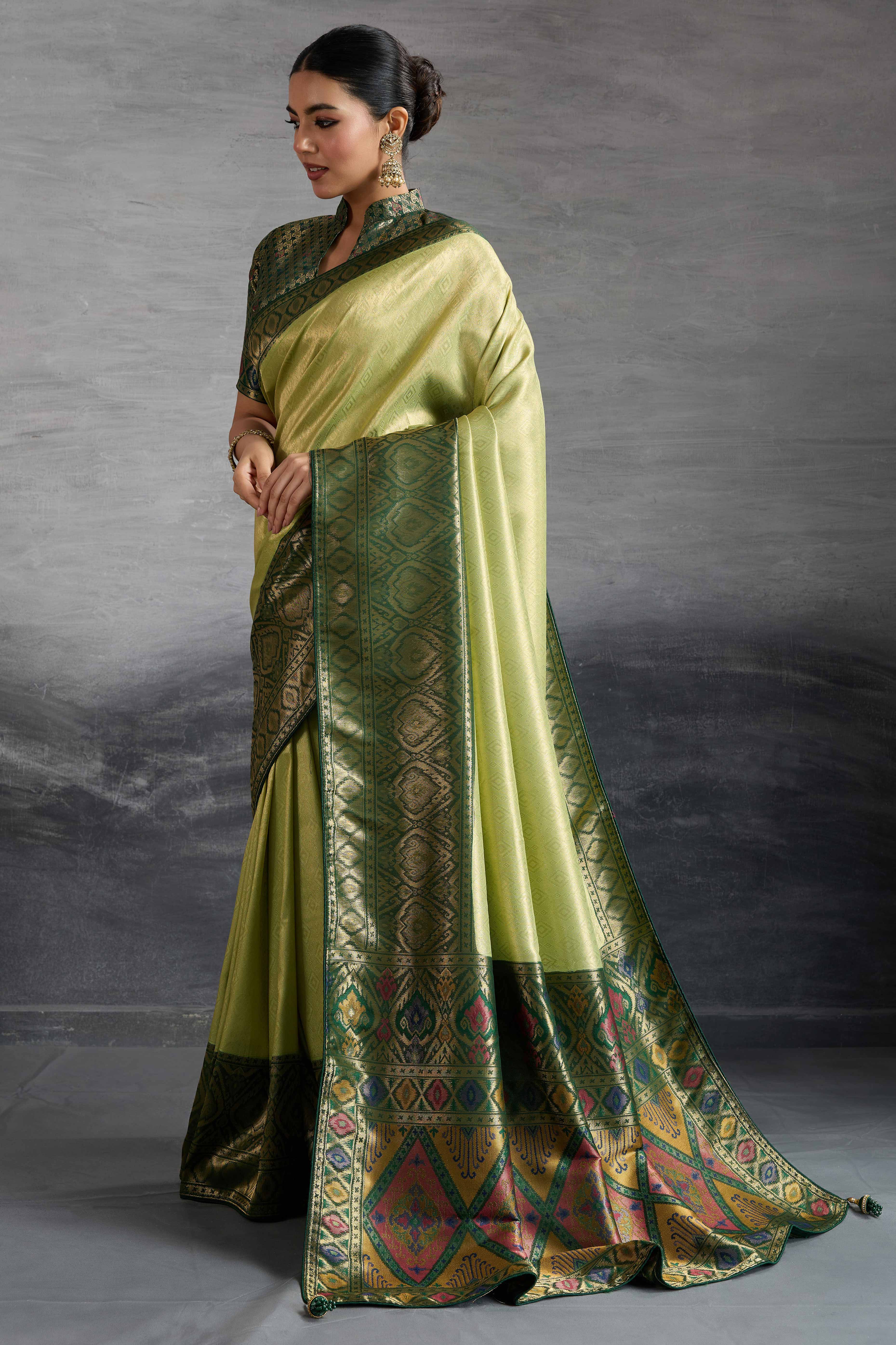 Olive Green Kanjivaram Silk Saree With Traditional Kadiyal Style Zari Weaving &  Meenakari Pallu - Image 3