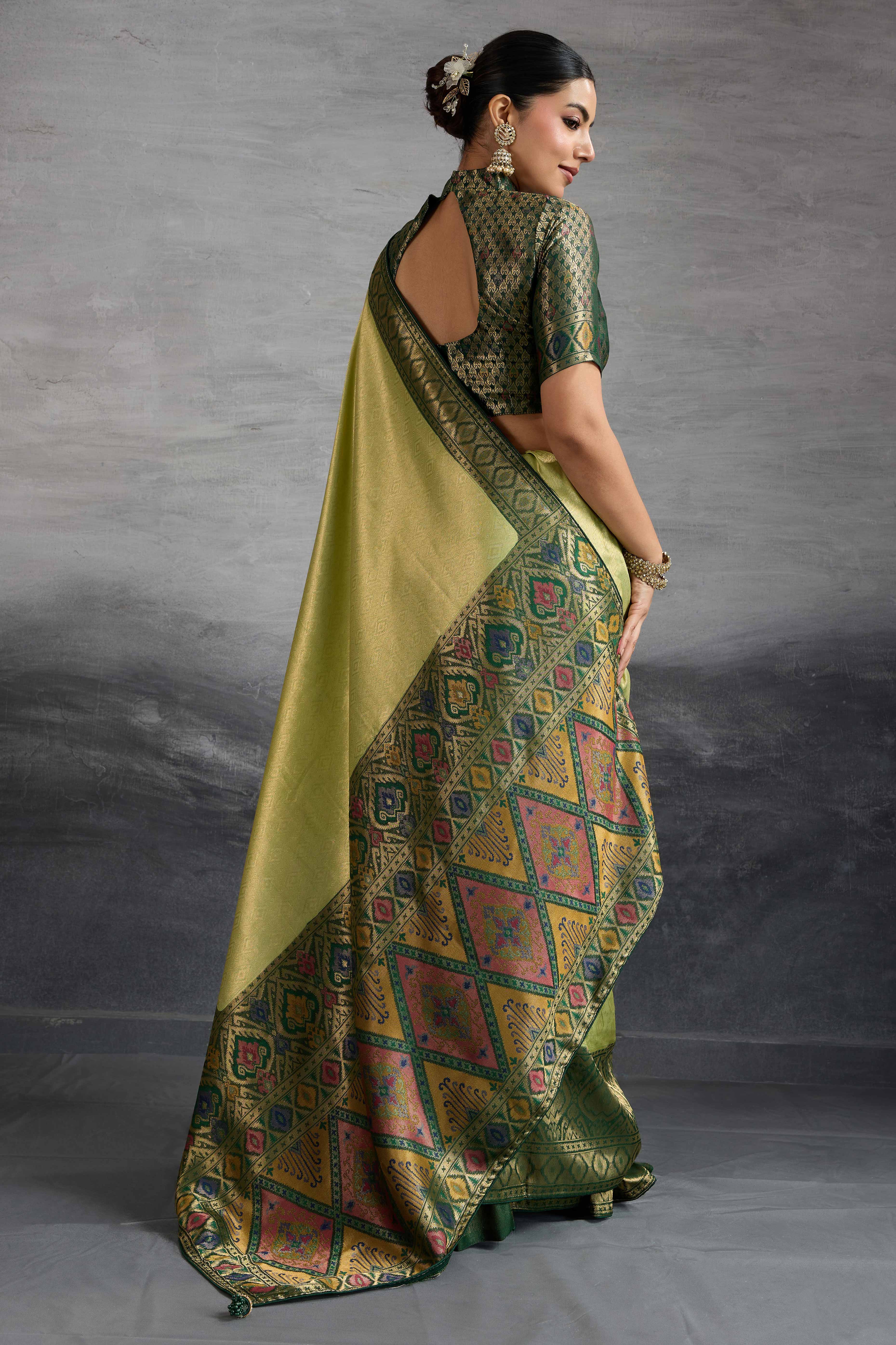 Olive Green Kanjivaram Silk Saree With Traditional Kadiyal Style Zari Weaving &  Meenakari Pallu - Image 4