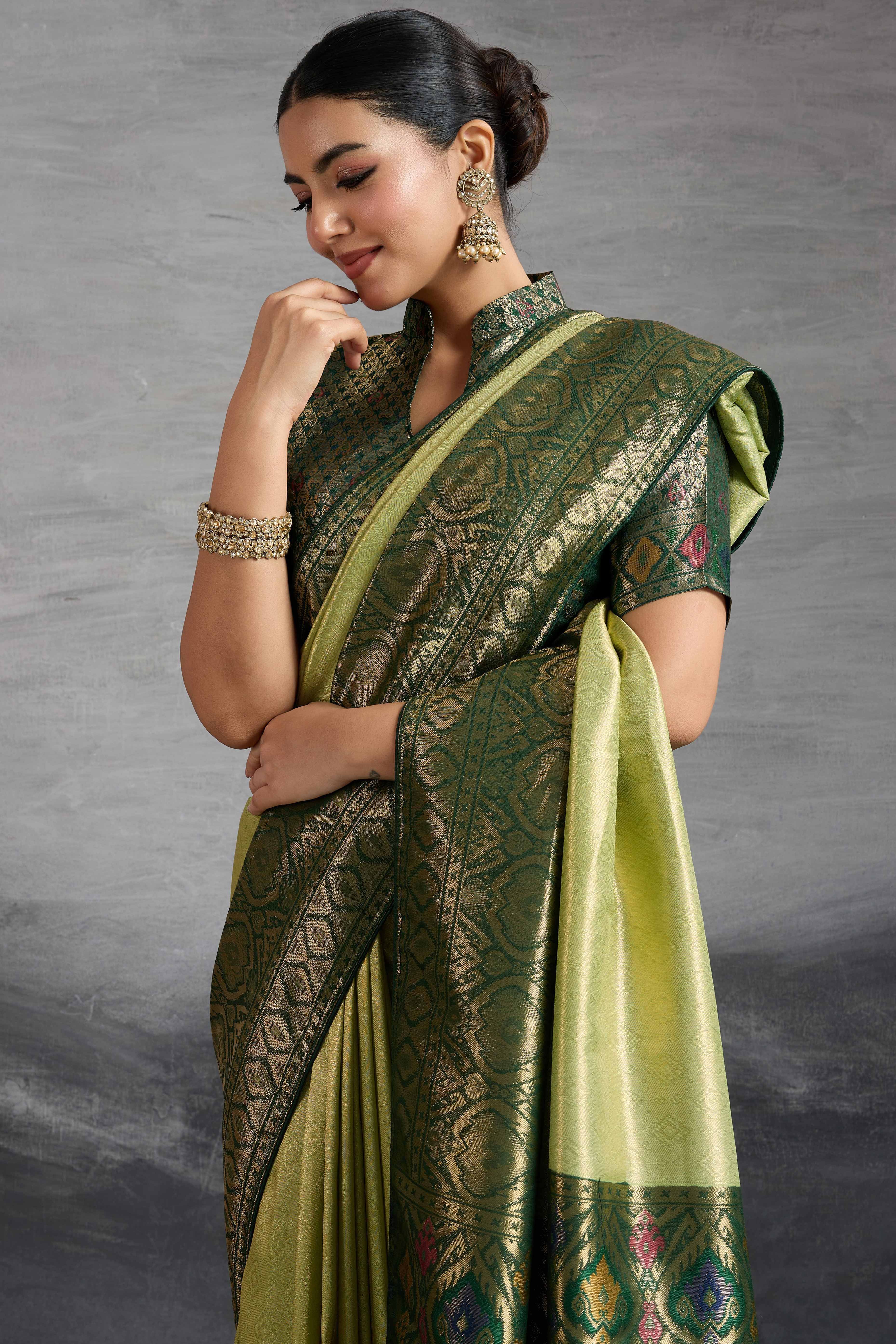 Olive Green Kanjivaram Silk Saree With Traditional Kadiyal Style Zari Weaving &  Meenakari Pallu - Image 5