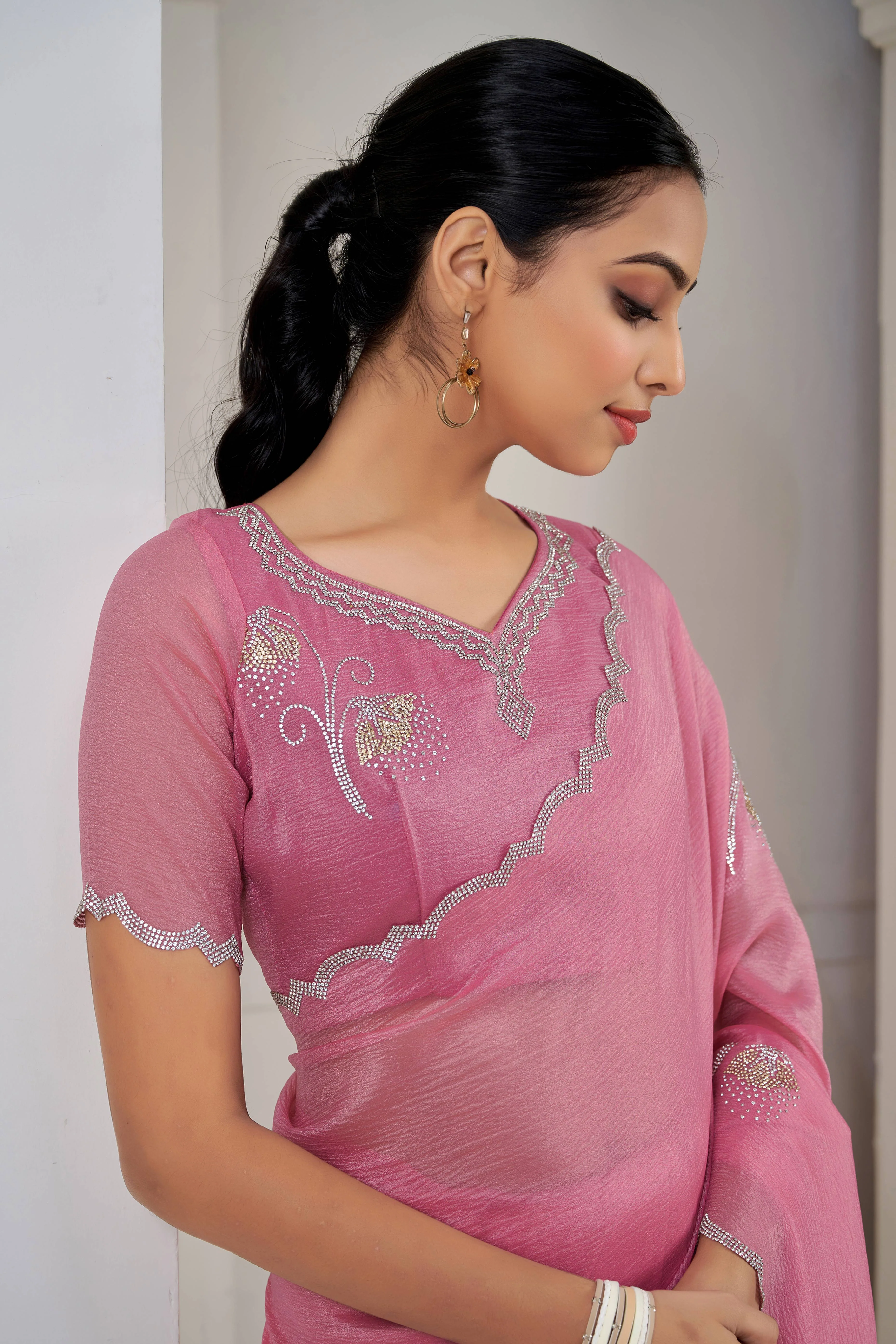 Onion Pink Stone Work Embroidered Crepe Silk Saree - Image 5