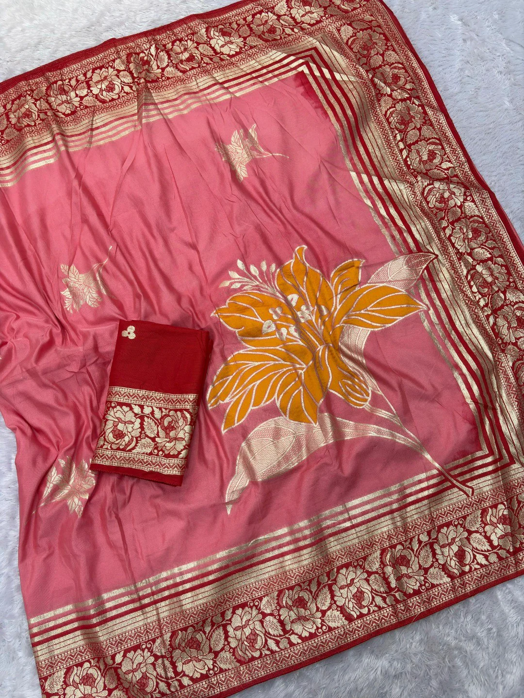 Peach Muslin Saree with Floral Zari Weaving Work and Intricate Woven Detailing - Image 4
