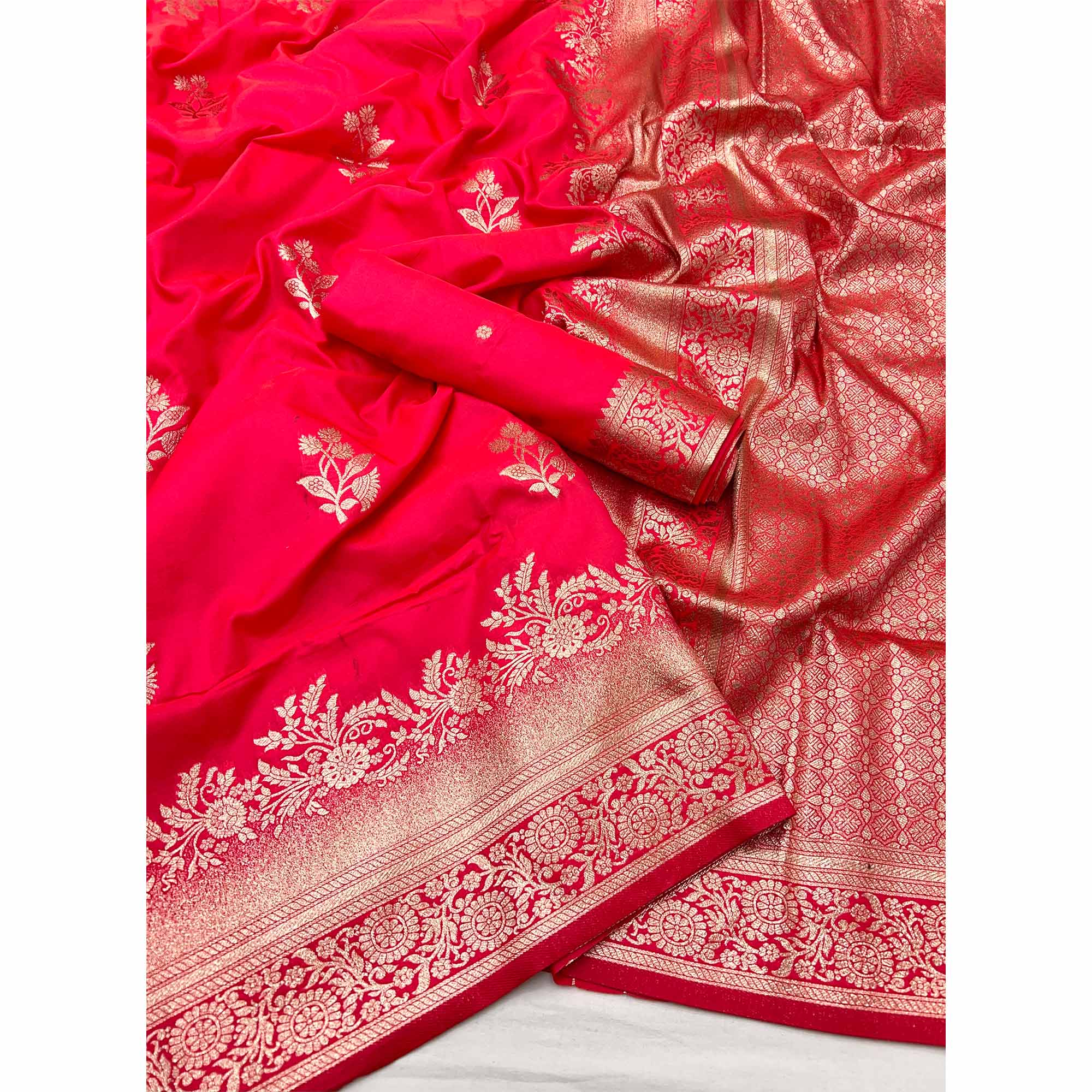 Pink Art Silk Saree Featuring Intricate Floral Zari Weaving & An Elegant Banarasi Pallu - Image 3