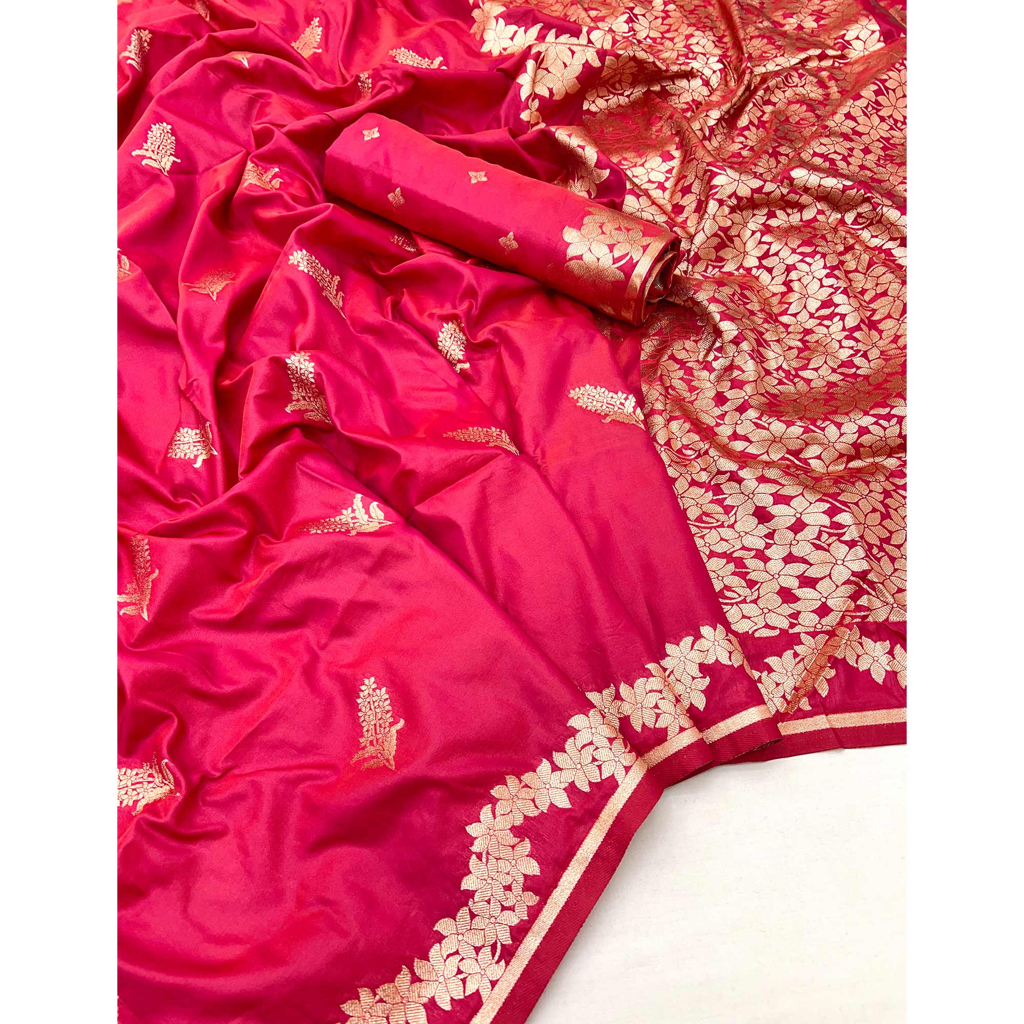 Pink Art Silk Saree With Intricate Floral Zari Weaving & Banarasi Pallu - Image 3