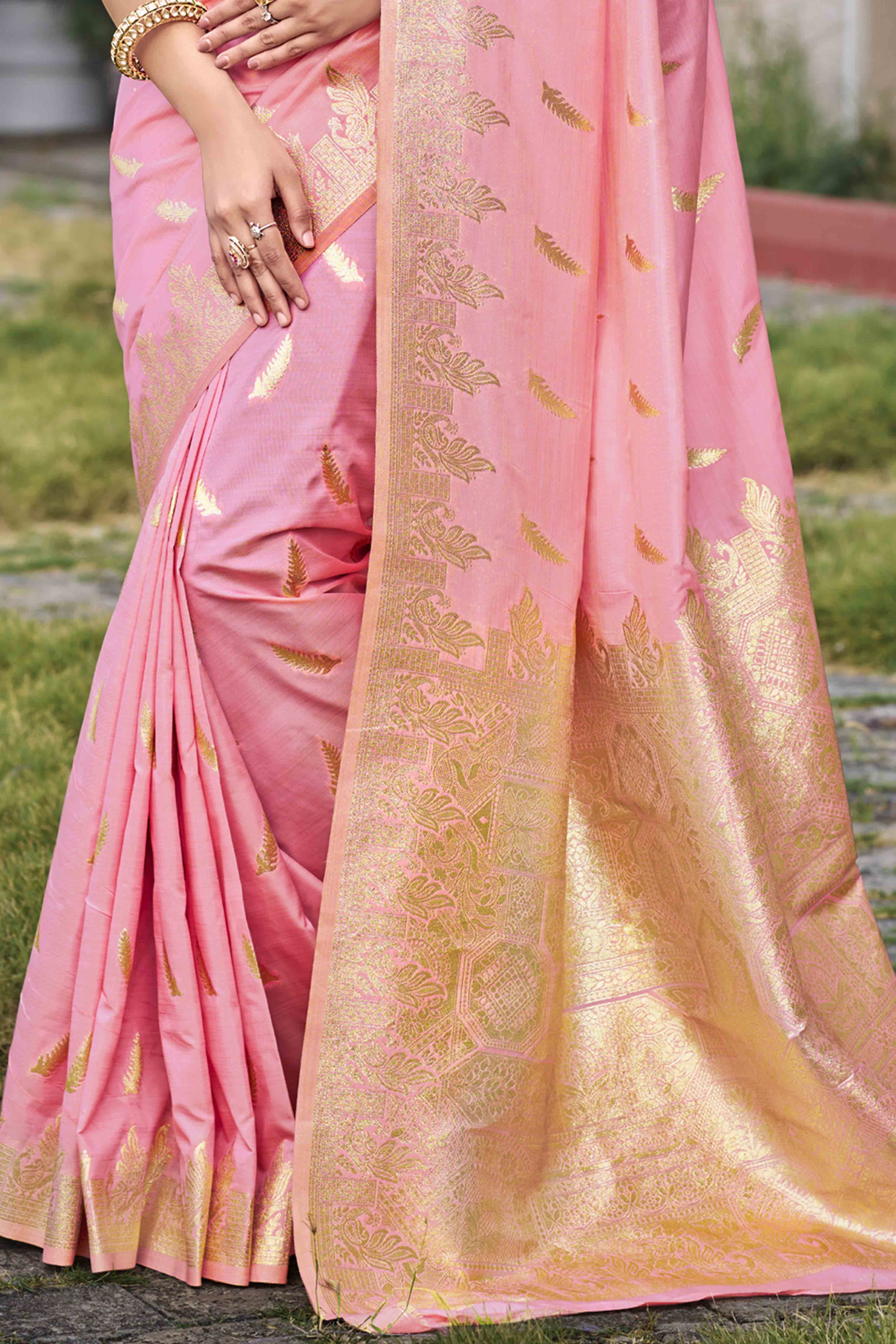 Pink Banarasi Silk Saree With Delicate Floral Zari Weaving - Image 4