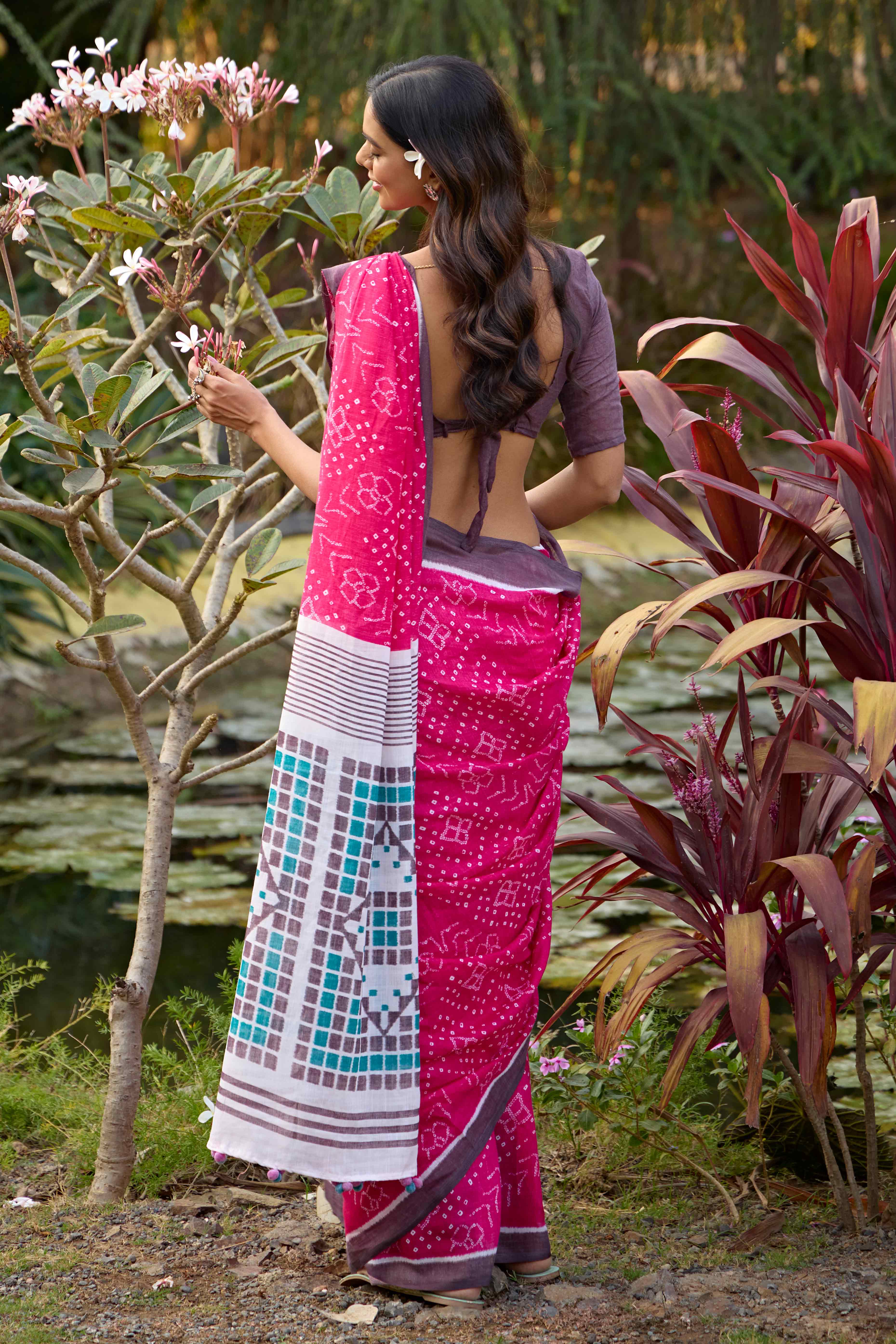 Pink Bandhani Printed Linen Saree - Image 5