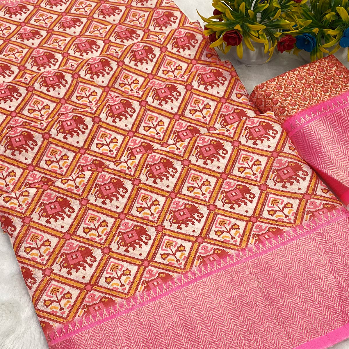 Pink Dola Silk Saree Featuring Traditional Patan Patola Print - Image 2