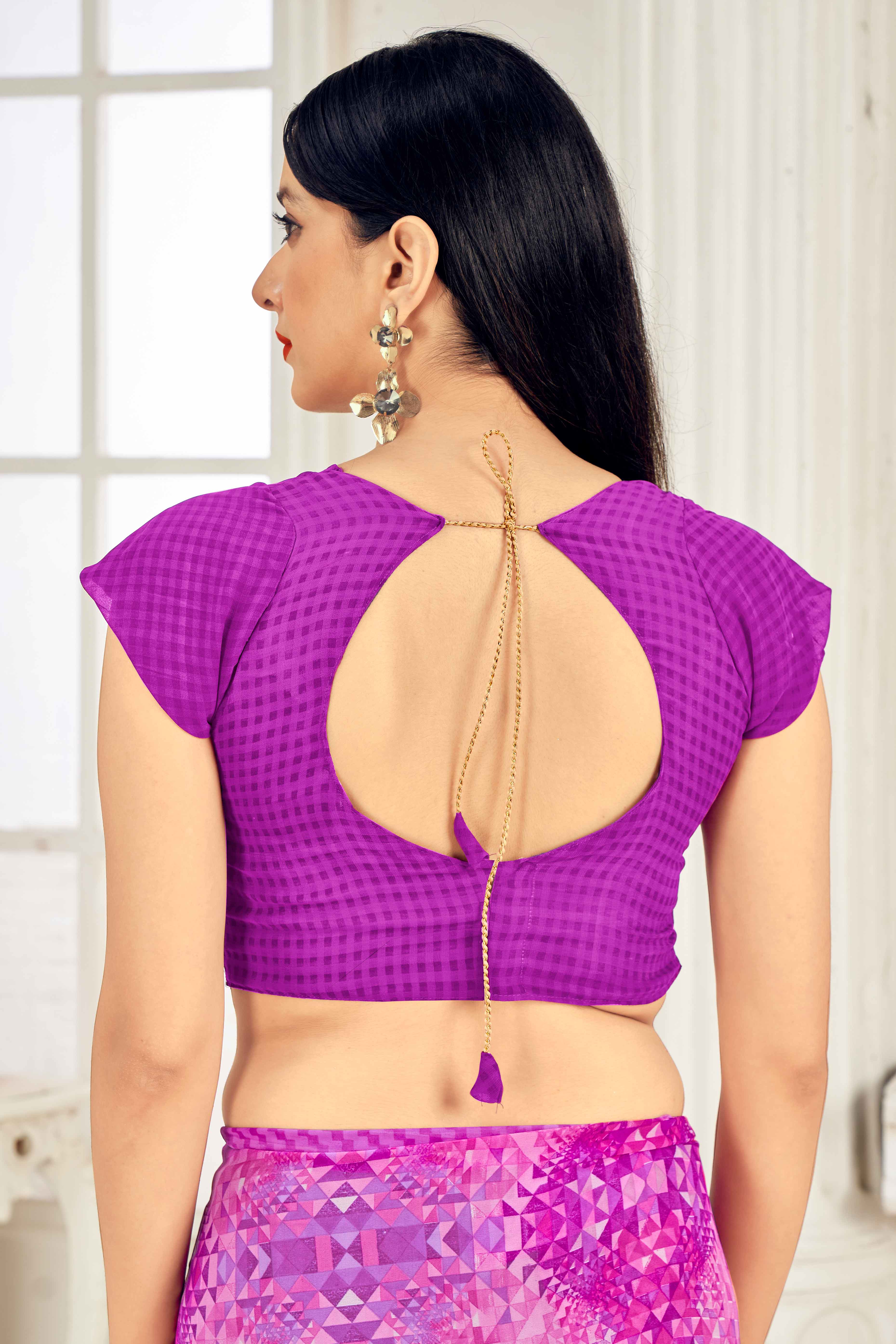 Pink Georgette Saree Adorned With Contemporary Geometric Print - Image 4