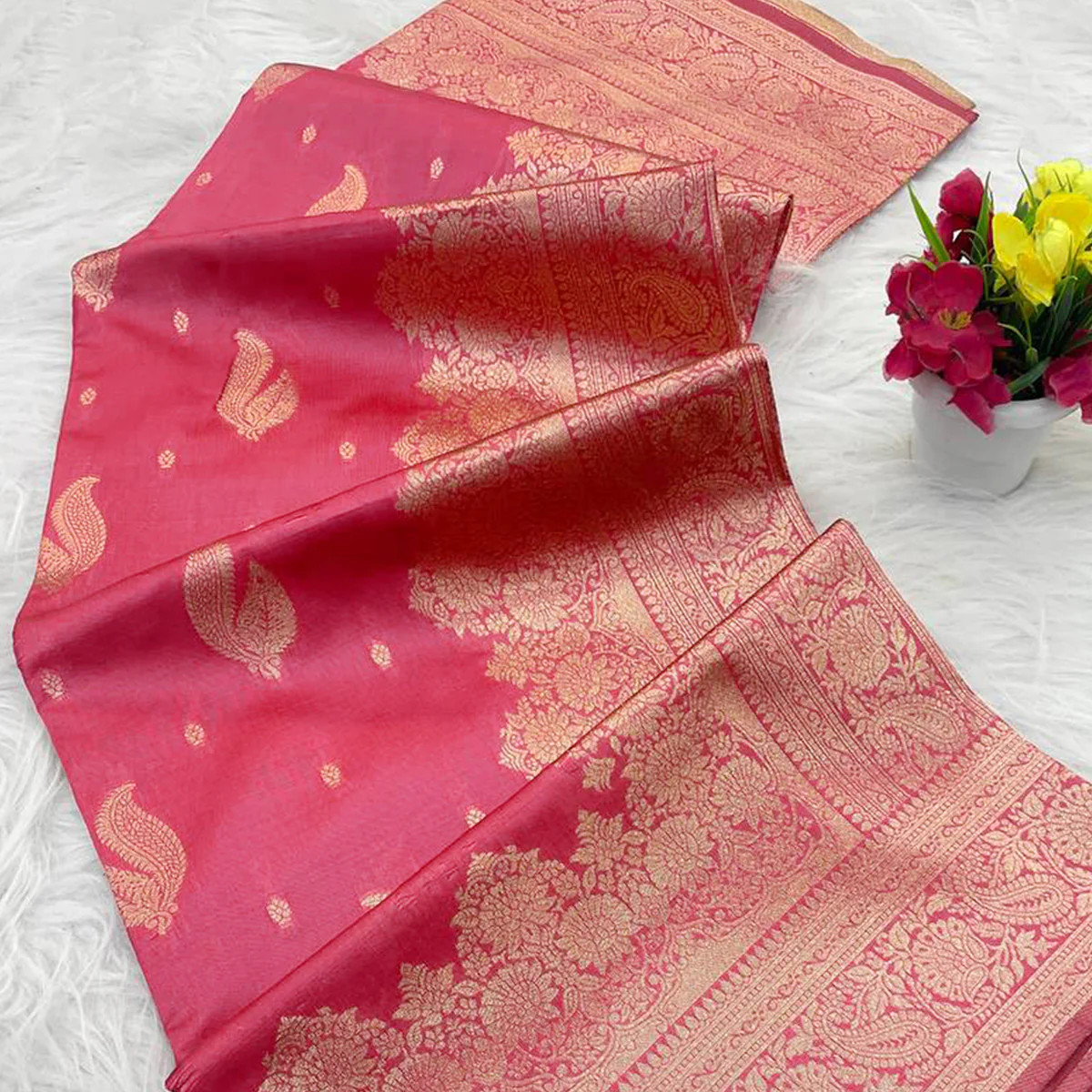 Pink Pure Banarasi Silk Saree Adorned with Exquisite Floral Zari Weaving - Image 2