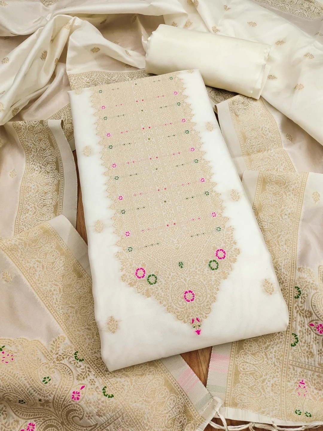Premium Offwhite Banarasi Silk Dress Material With Opulent Floral & Paisley Motif Zari Weaving - Image 5