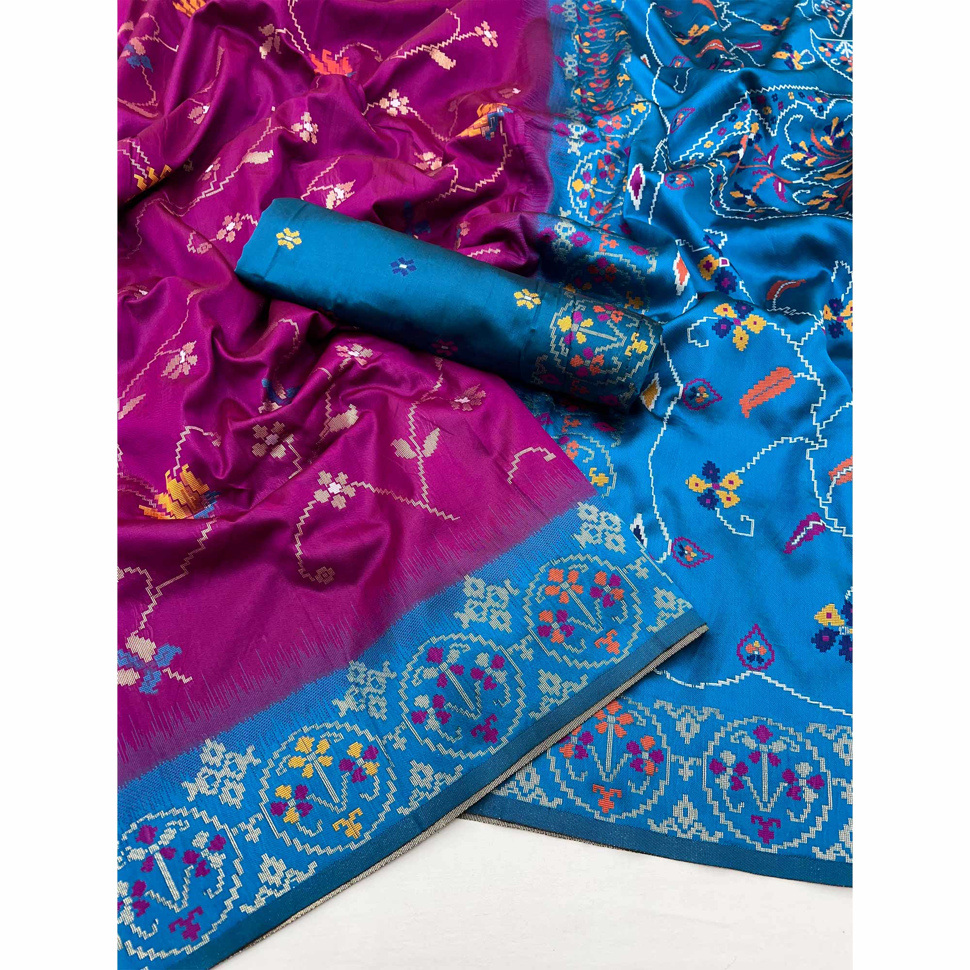 Purple & Blue Floral Woven Pure Silk Saree - Image 3