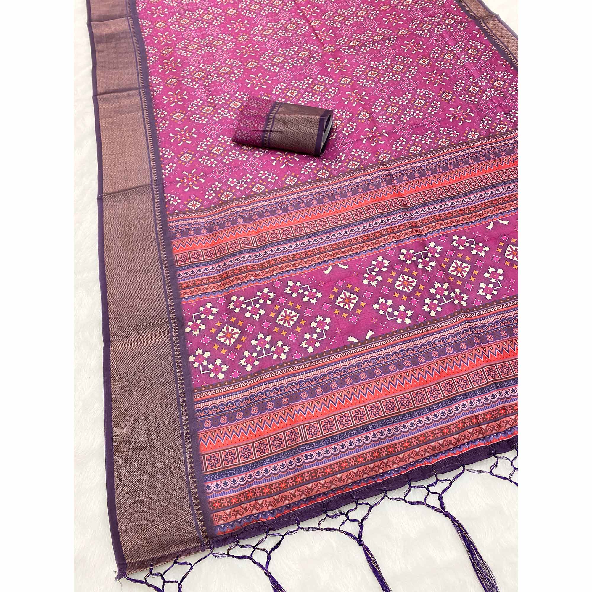 Purple Dola Silk Saree Featuring Traditional Patan Patola Print - Image 4
